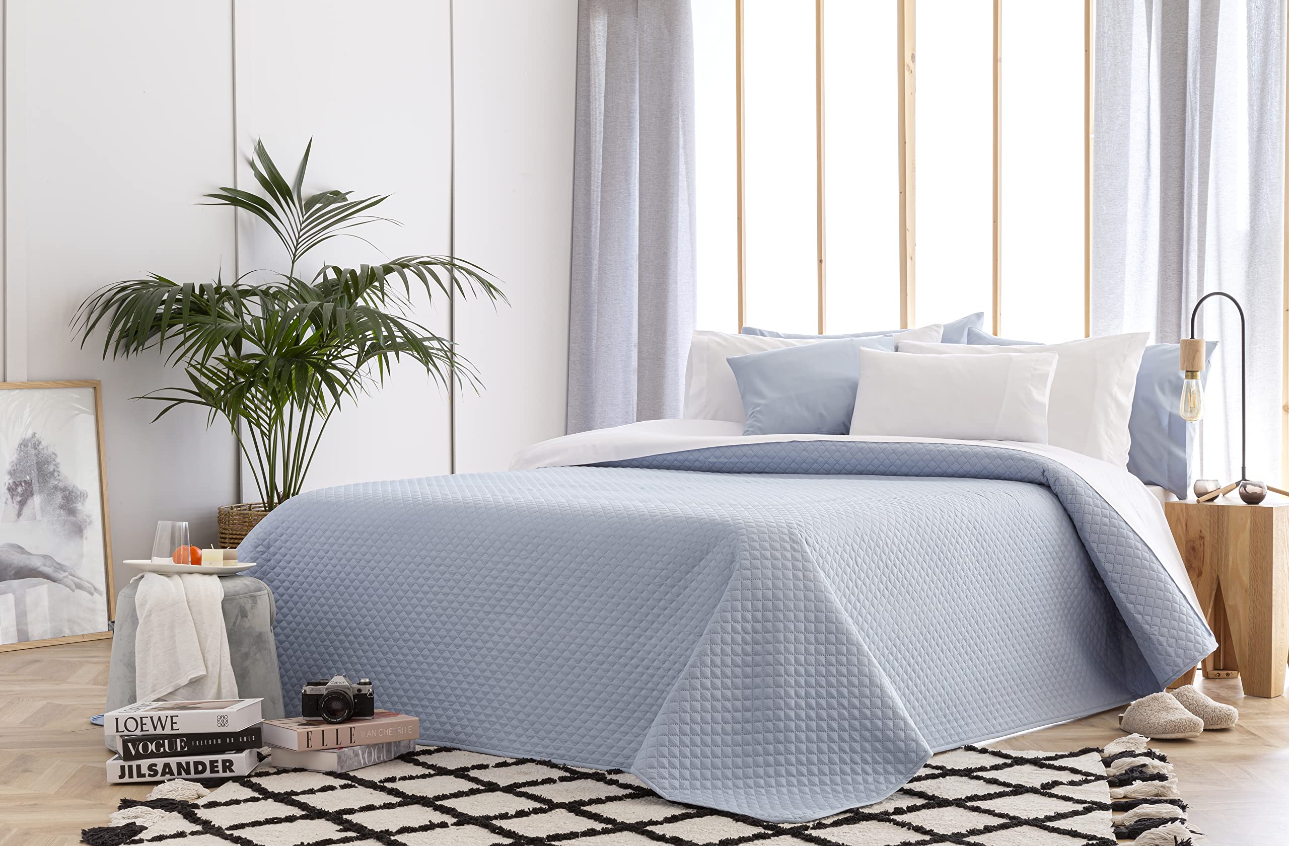 Todocama Thin Quilted Bedspread with Rhombus Design for Spring, Summer, Autumn and Winter. 100% Extra Soft Microfibre. Multipurpose Bed Cover 105-200 x 260 cm Light Blue
