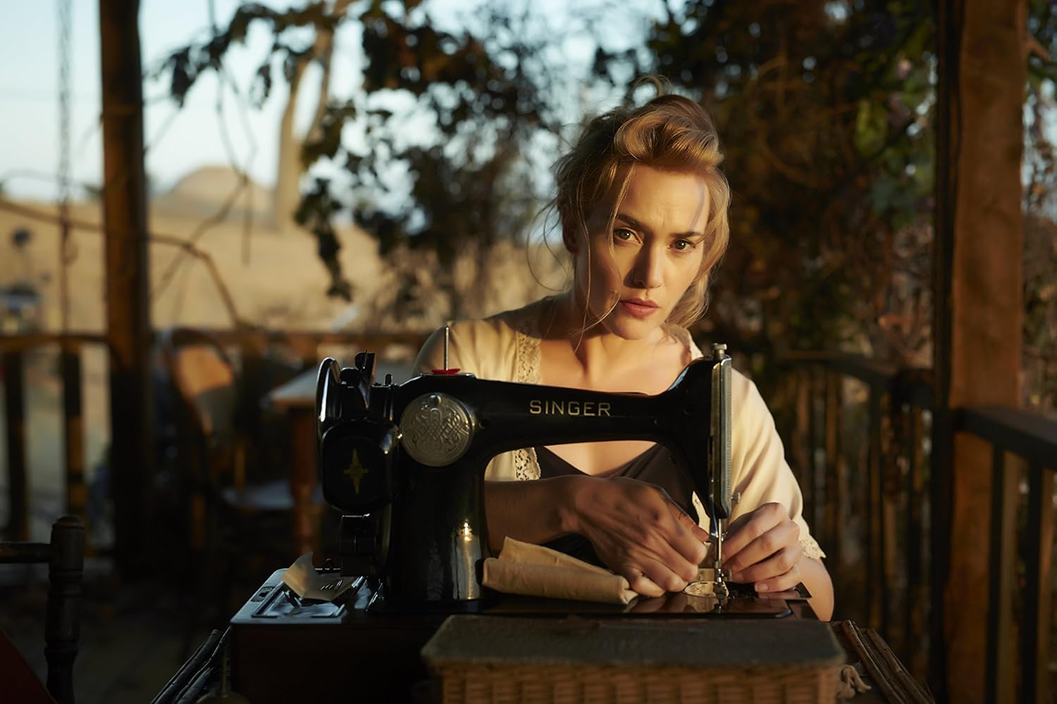 The Dressmaker Die Schneiderin Amazon De Kate Winslet Liam Hemsworth Judy Davis Hugo Weaving Sarah Snook Caroline Goodall Kerry Fox Rebecca Gibney Julia Blake Barry Otto Shane Jacobson James Mackay Gyton Grantley