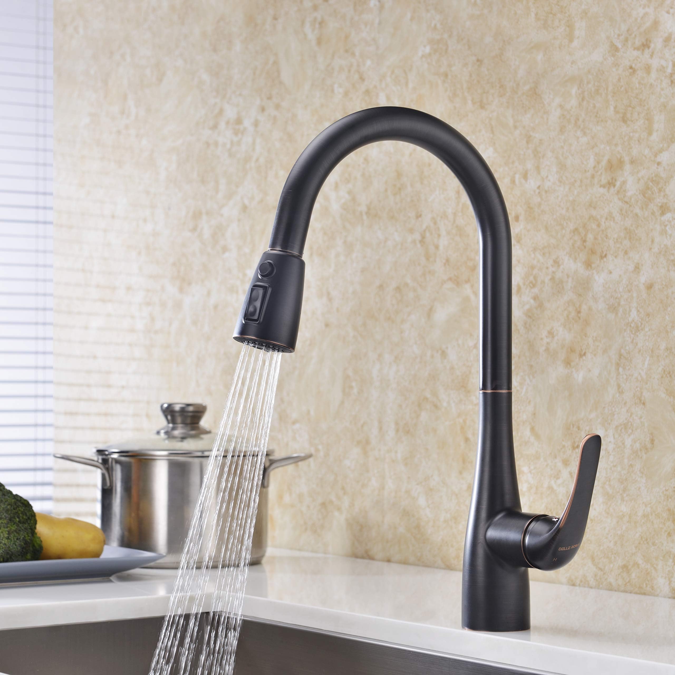 Delle Rosa Kitchen Sink Tap Single Handle Swivel Spout Solid Brass Mixer Monobloc Kitchen Tap Faucet with Pull Out Sprayer Oil Rubbed Bronze (Gold)