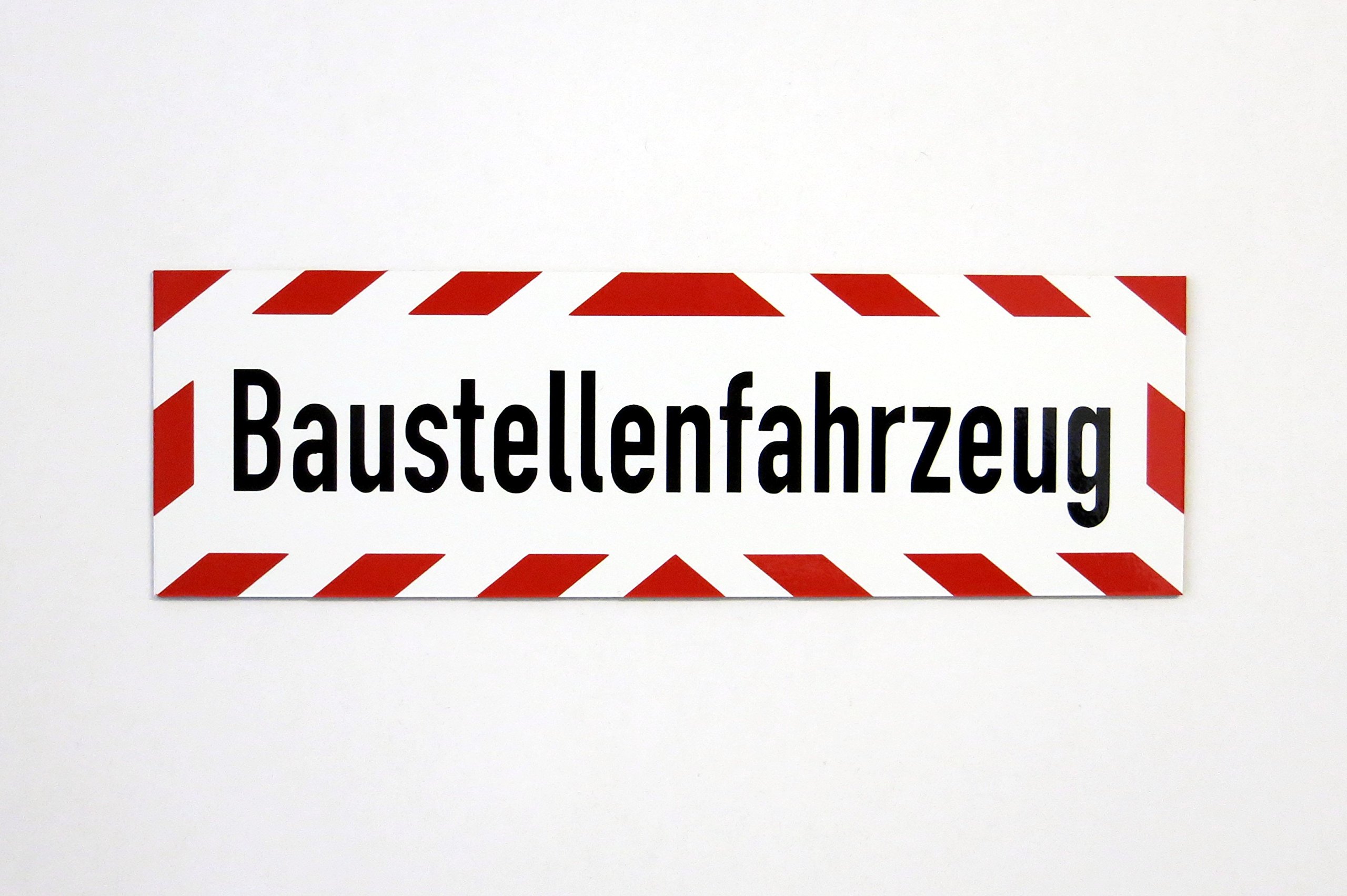“Baustellenfahrzeug” Magnetic Safety Sign | Available in Three Sizes