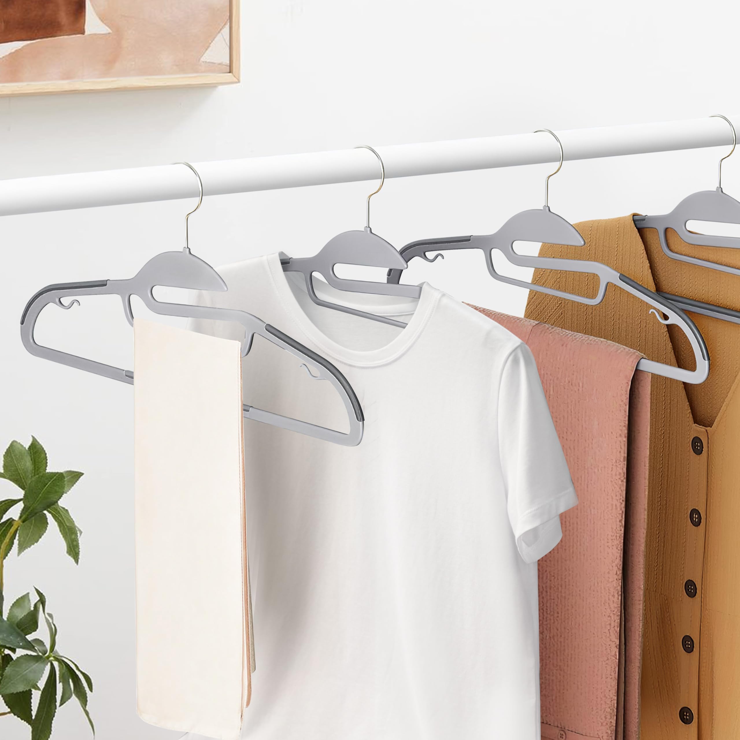 Ribelli Kleiderbügel Kunststoff 20 Stück, Rutschfester Kunststoffbügel, 0,5 cm dick Bügel Platzsparend mit um 360° Drehbarem Haken, Kleiderbügel mit Krawattenhalter für Mäntel, Hosen, Tanktops, 500798 2