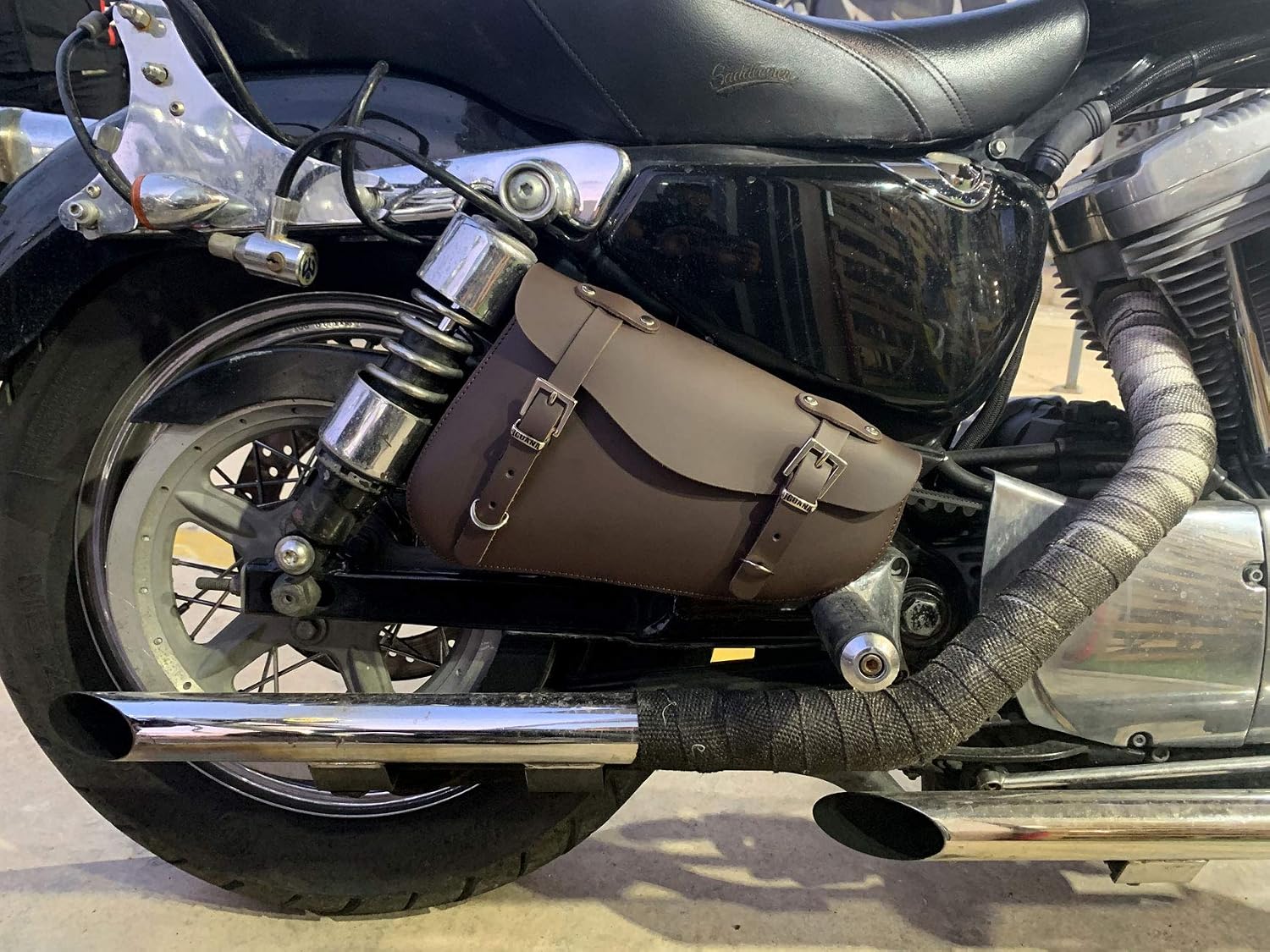 Alforja Cuero marrón para basculante con Cierres rápidos y Enganche candado  especifica para Lado Derecho de Harley Davidson Sportster Fabricada a Mano  en España en autentica Piel Iguana Custom Motos, accesorios y