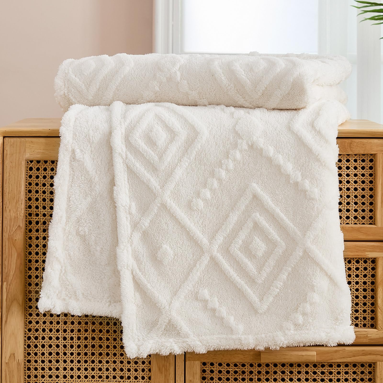 Guchuang Jacquard Diamond Sherpa Fleece Throw Blanket, Cream White Luxury Blanket, Super Soft Fuzzy Plush Decorative Thick Warm Bed Throws for Sofa Couch Travel All Season Use, King 220x240cm