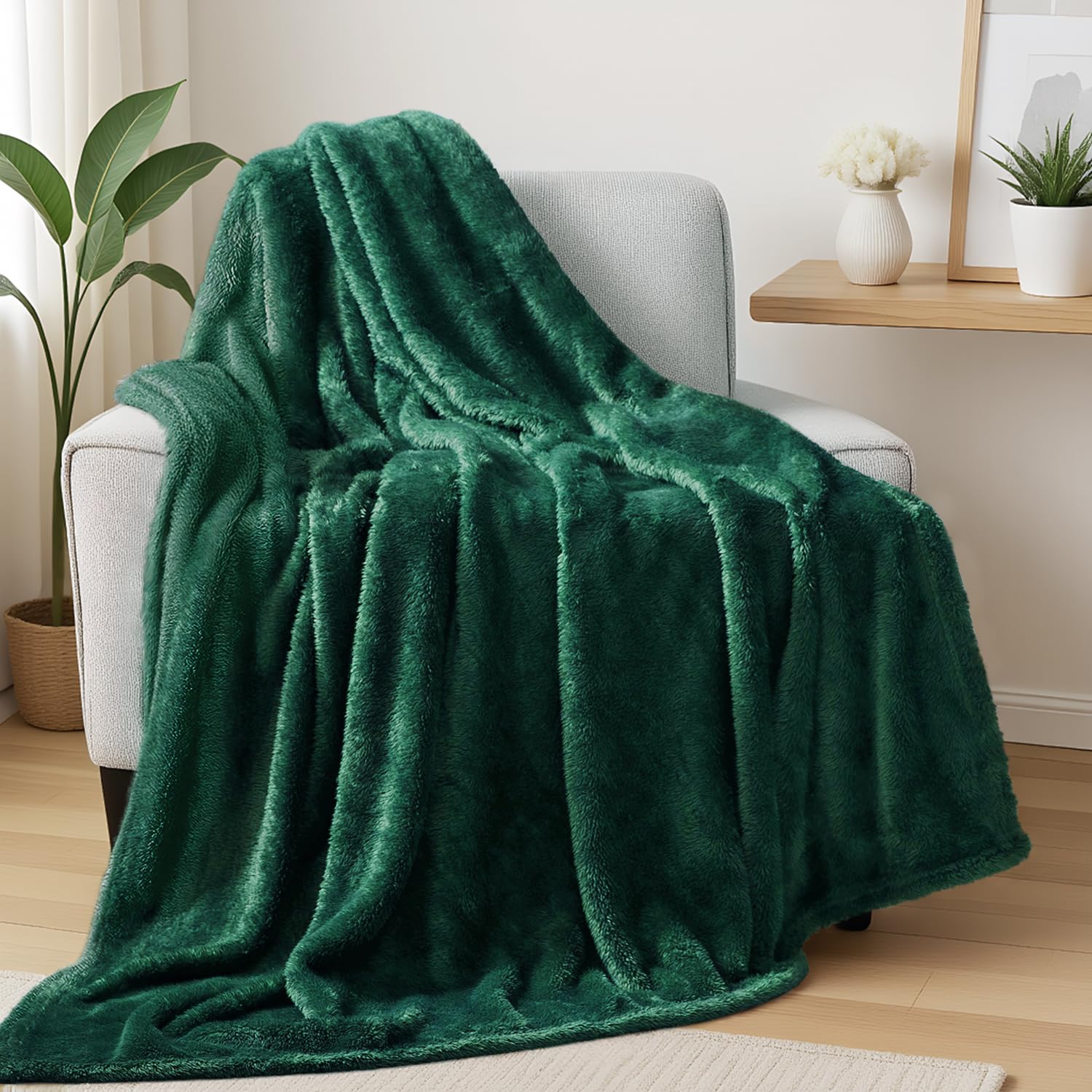 Exclusivo Mezcla Plush Fuzzy Fleece Throw Blanket 127x178 CM, Super Soft, Fluffy and Warm Blankets for Couch, Bed, All Season Use, Forest Green