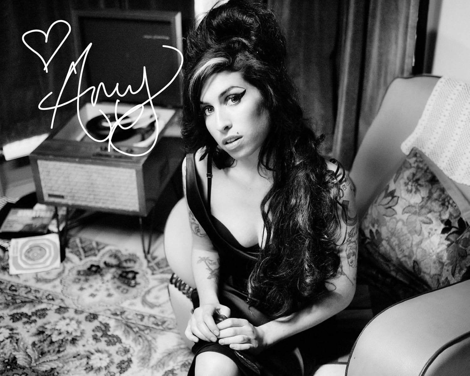 Photographs - Photo Amy Winehouse Signed Autographed 8 x 10