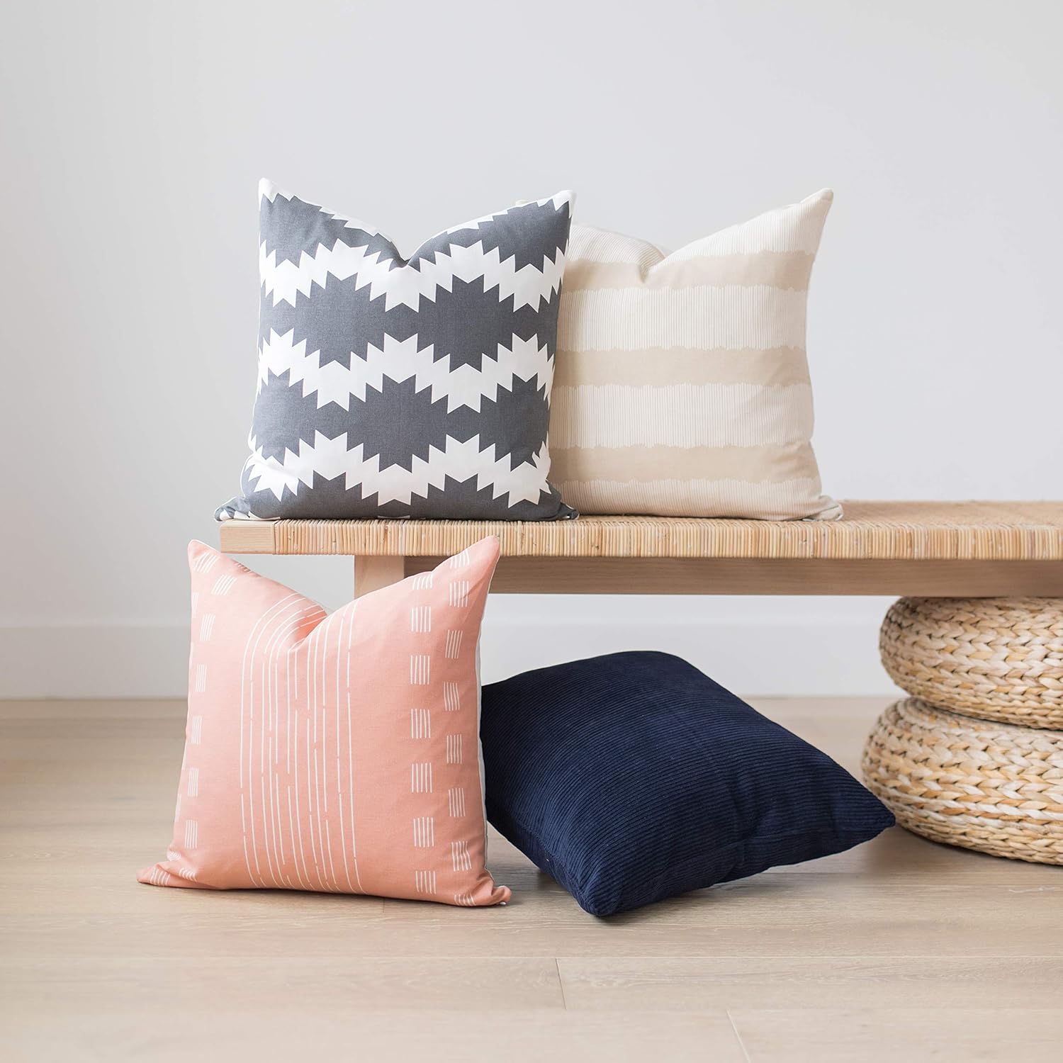 Подушки под углом. 5 подушек для сна. Ткань треугольники. Mags sofa. Подушка bed wedge.