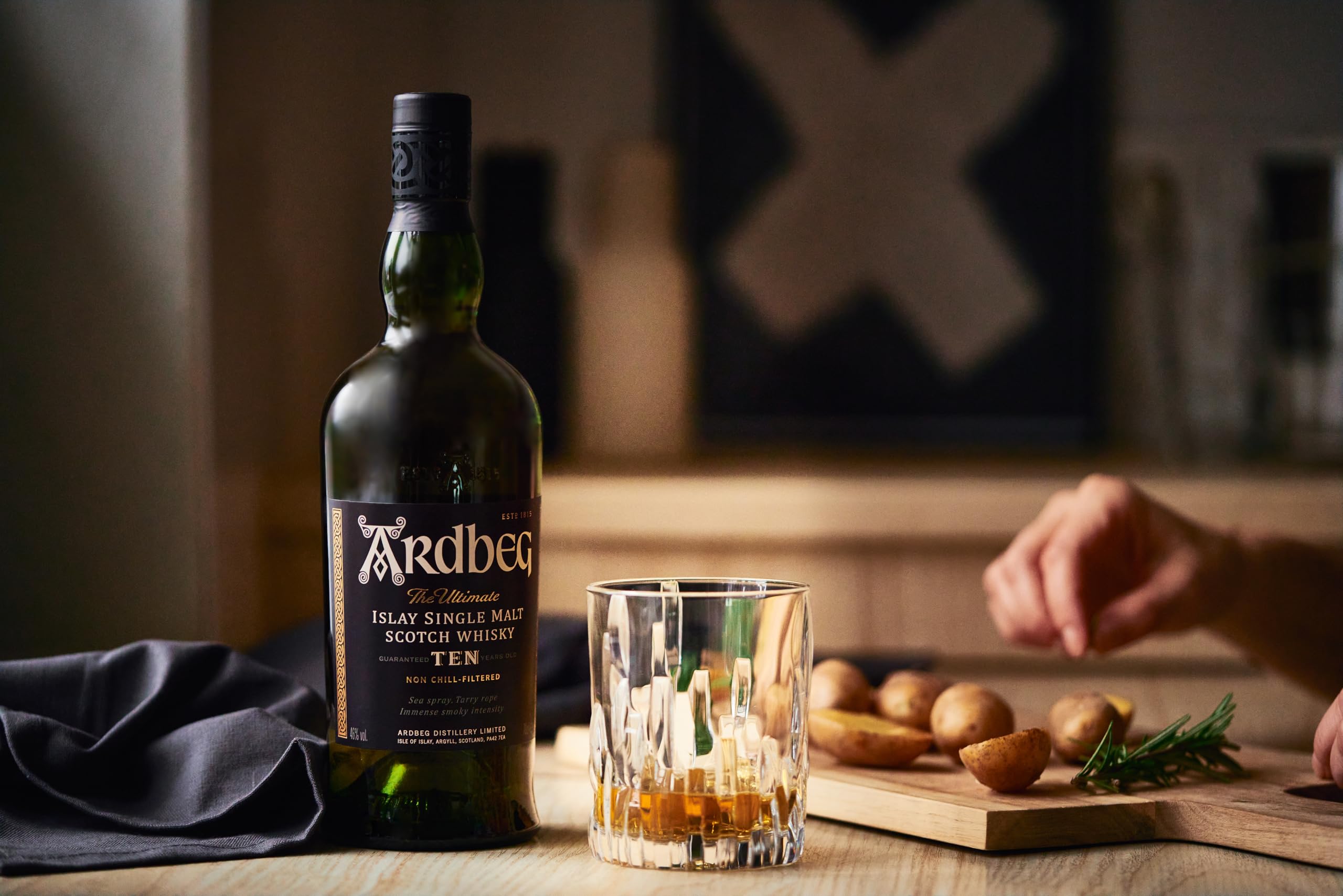 Ardbeg 10 Years Old Islay Single Malt Scotch Whisky, 70cl, in Geschenkbox | Torfig & rauchig mit feiner Süße | Gereift in Bourbonfässern | Typischer Islay-Charakter 4