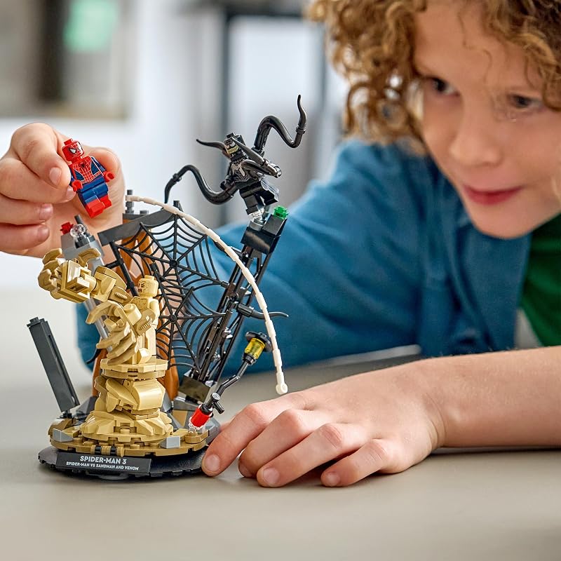 | Marvel Batalla Legendaria: Spider-Man vs. Sandman - Obra y Superhéroes de Juguete - 3 Minifiguras Inc. Venom - Regalo para Niños de 9+ Años y Fans de Las Películas - 76334