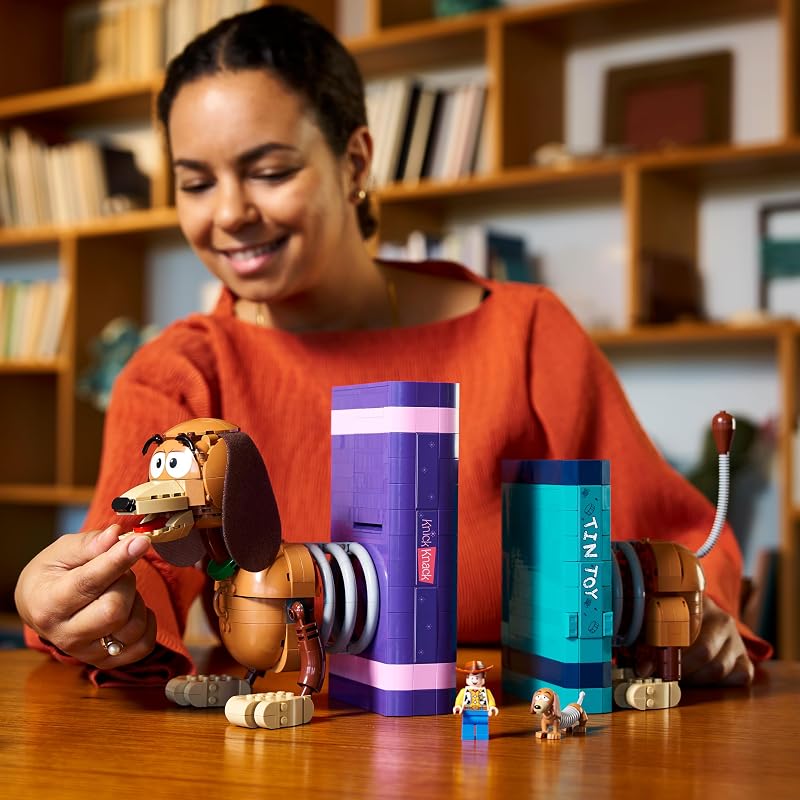 ǀ Disney et Pixar Serre-Livres Zigzag de Toy Story - Set de Construction pour Adulte - Décoration Book Nook pour Étagère - Minifigurine de Woody & Figurine du Chien - Cadeau pour Fans 43301