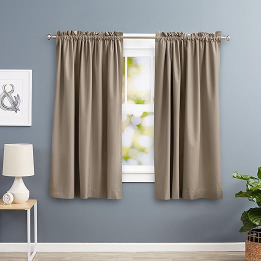 AmazonBasics wärmeisolierender Verdunkelungsvorhang, 2 Stück, 168 x 183 cm (BxL), Braun