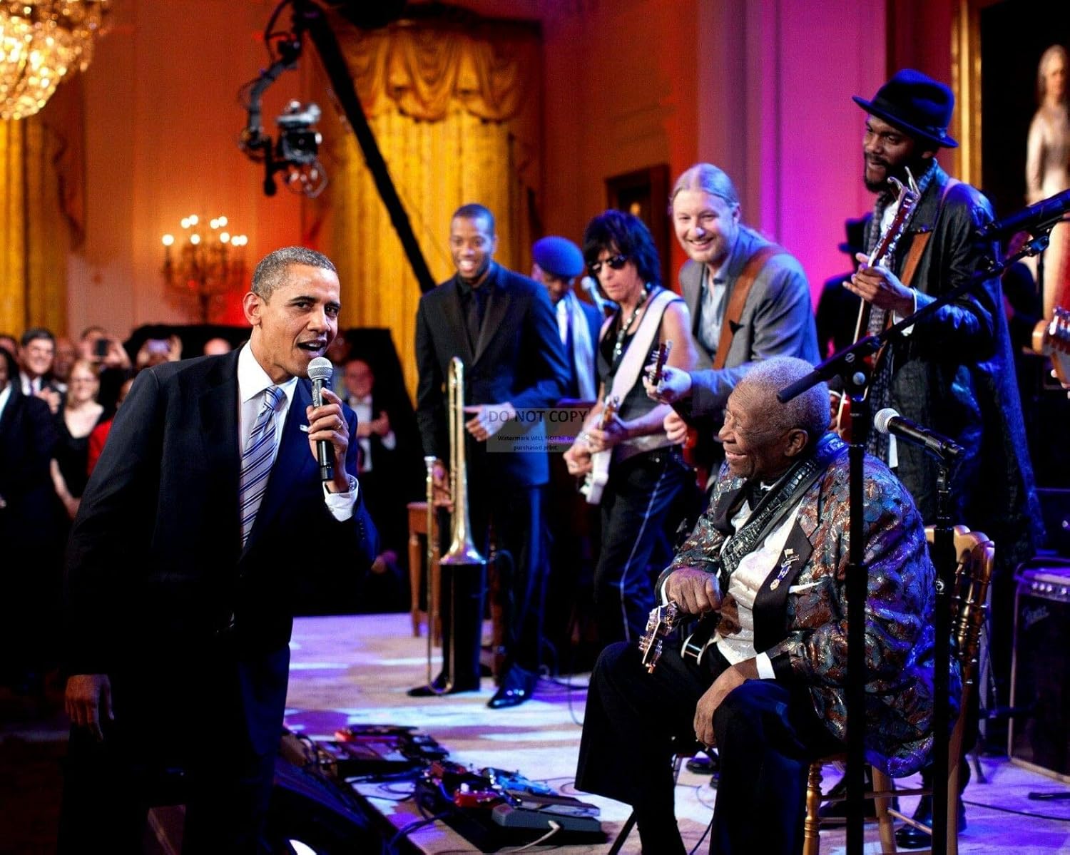 bucraft Barack Obama Sings Sweet Home Chicago with B.B. King - 8X10 Photo (DA-515)
