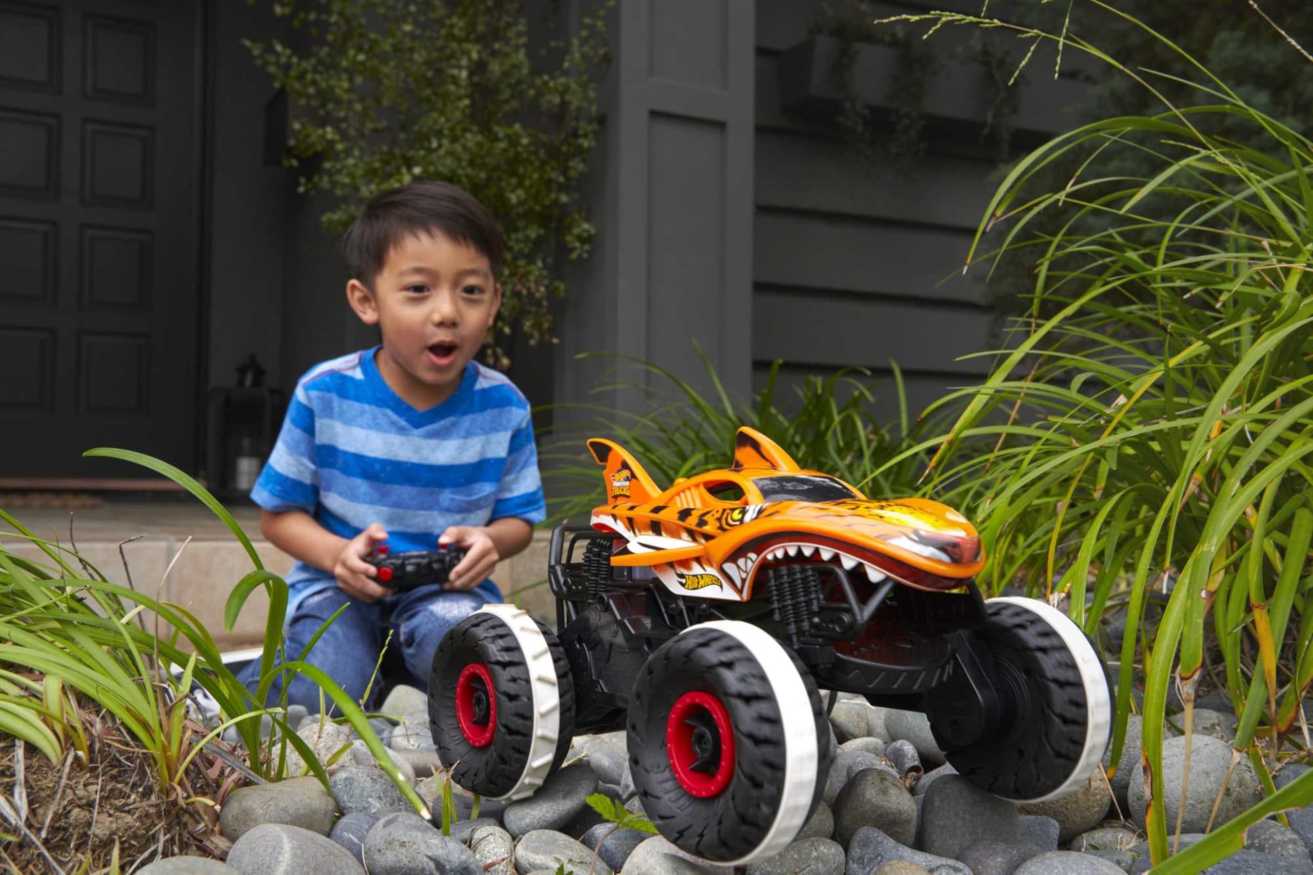 Hot Wheels Monster Trucks Ferngesteuertes Auto Tiger Shark, mit 'Terrain Stomp' Technologie für tierähnliche Bewegungen, Wheelie Modus für Drehen auf 2 Rädern, Spielzeug ab 4 Jahre, HGV87 2