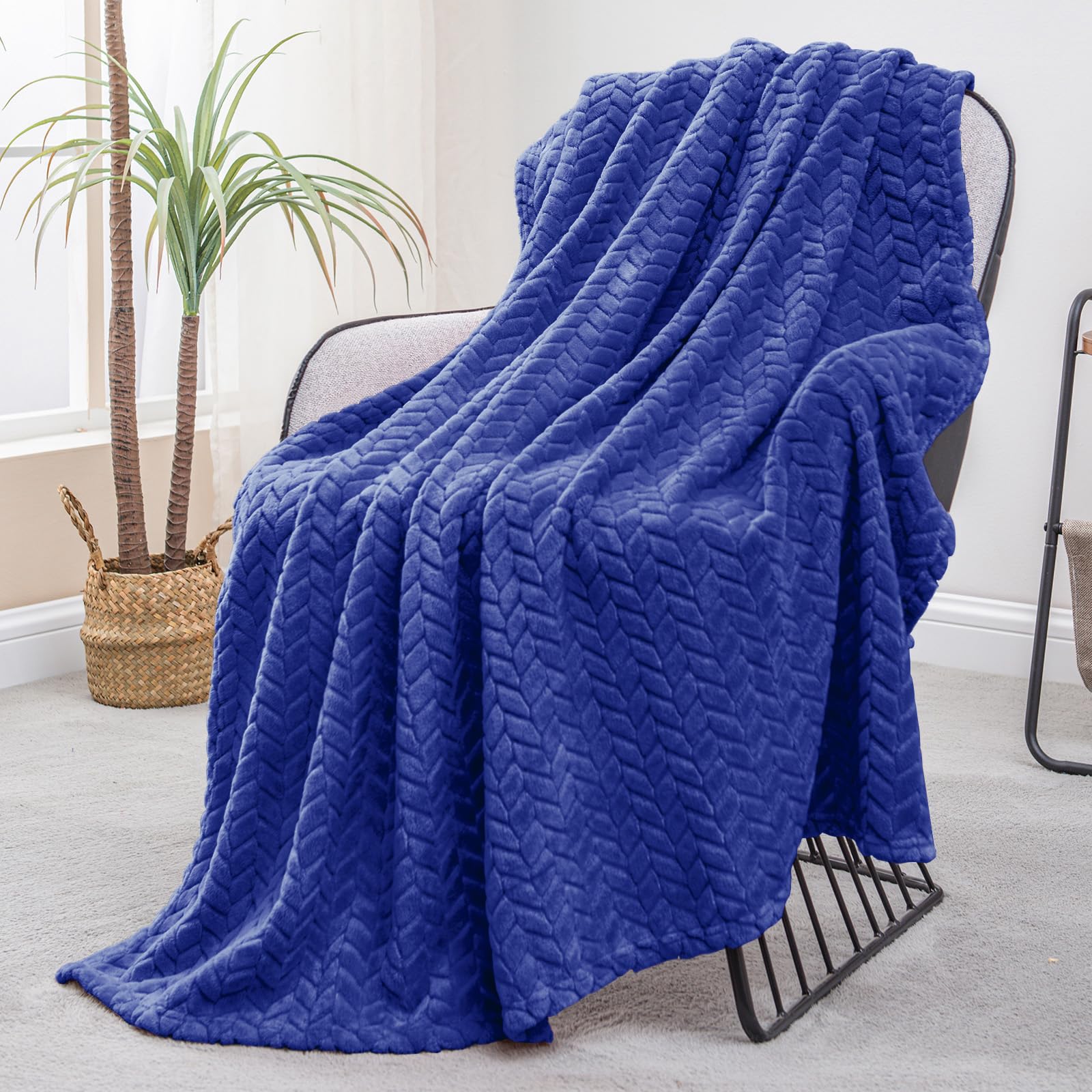 Exclusivo Mezcla Fleece Throw Blanket for Sofa and Bed, 127x178 CM Soft Cozy Jacquard Flannel Blankets, Lightweight Fuzzy Plush Warm Throws for All Seasons, Cobalt Blue