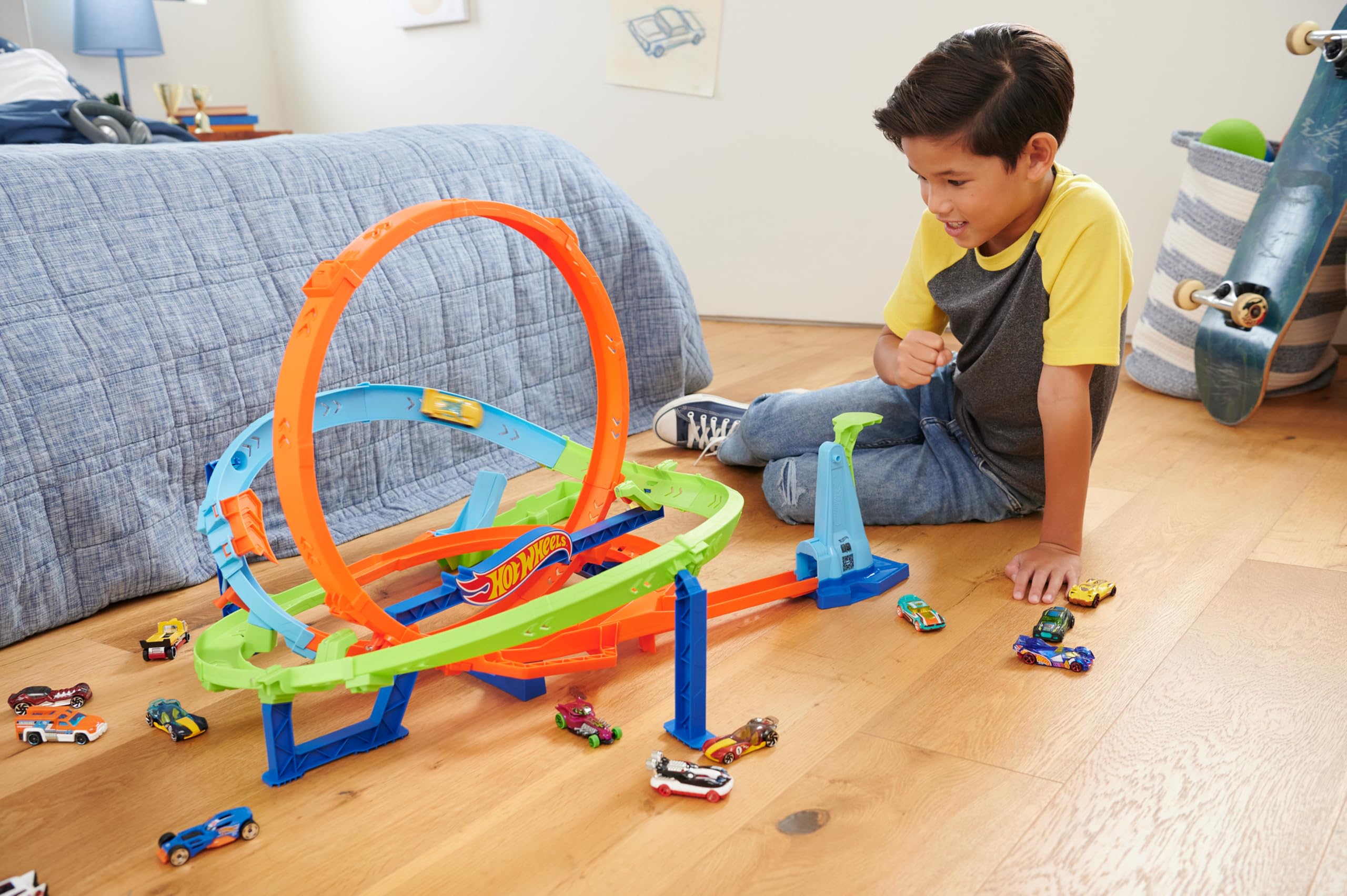 HOT WHEELS Let's Race Netflix - Looping-Zyklon-Challenge - Action-Trackset mit 2 Spielmöglichkeiten, Bumerang-Loopings und Fahrzeug im Maßstab 1:64, mit Tragegriff, ab 4 Jahren, HXM94 2