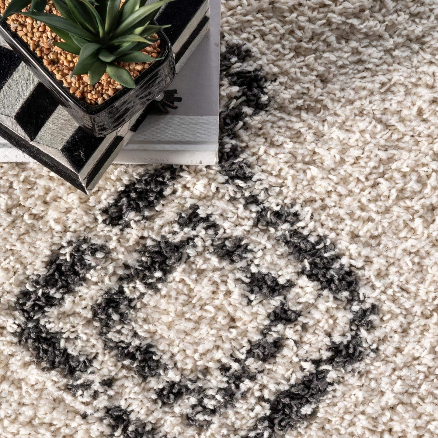 nuLOOM Mackie Moroccan Diamond Shag Rug, 6' 7" x 9', Off White, Off-white, 201 x 274 cm (Rectangular) - Image 5