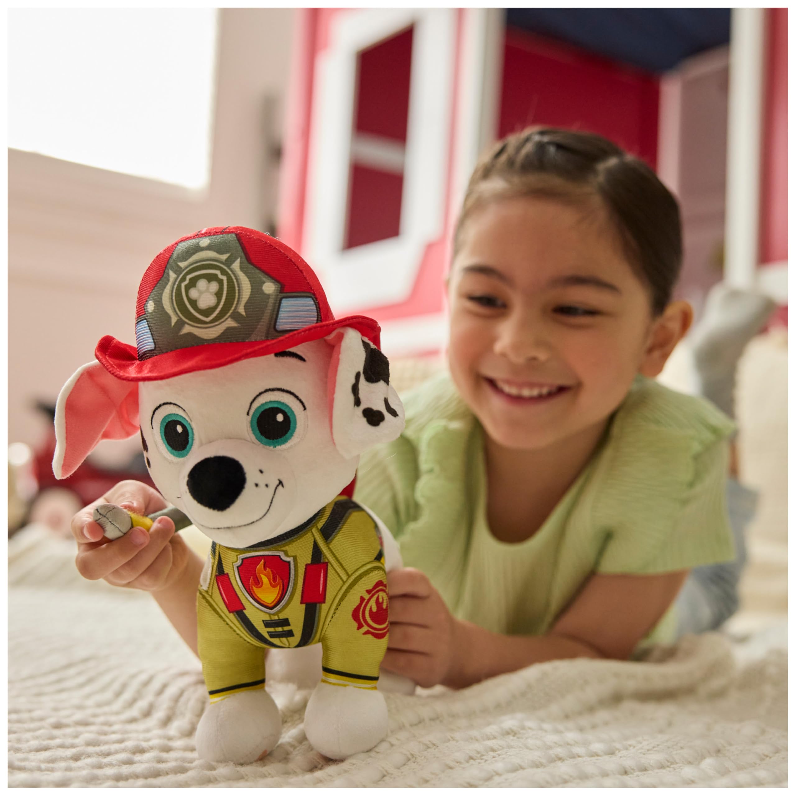 PAW PATROL Fire Rescue - Marshall Deluxe Plüschtier, 25 cm groß, in Feuerwehruniform und mit Löschrucksack, Spielzeug für Kinder ab 3 Jahren 5