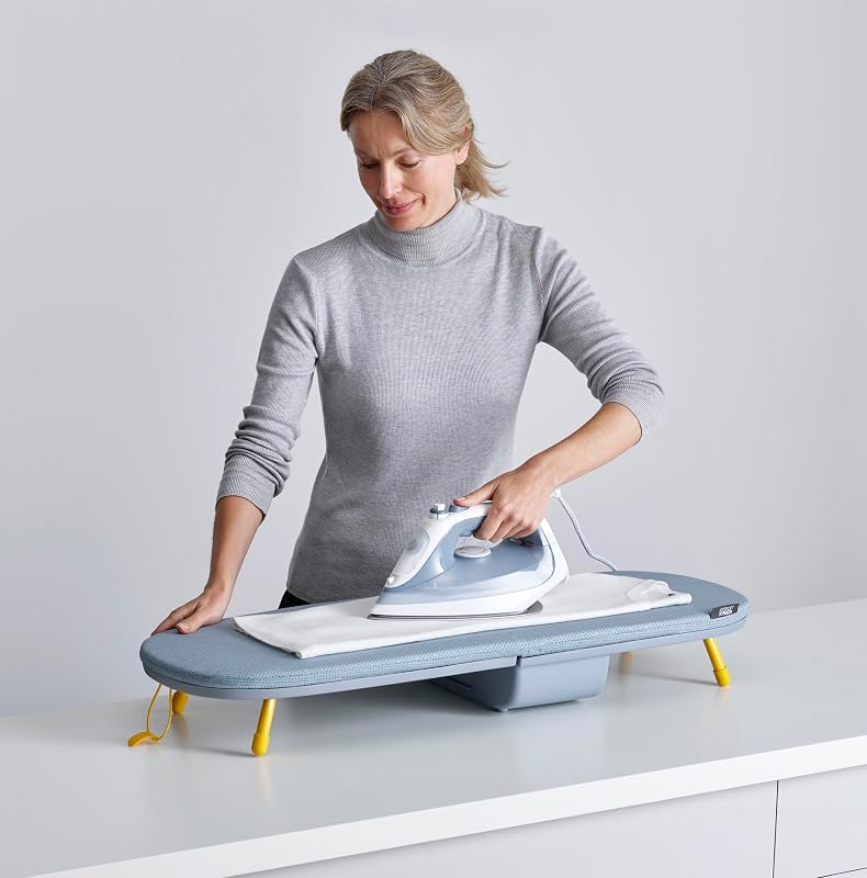 Pocket Planche à Repasser Pliante 90 x 33 cm avec Housse en Coton 100%, Rangement Compacte, Table Peu Encombrante, Porte-Fer Intégré, Gris/Jaune