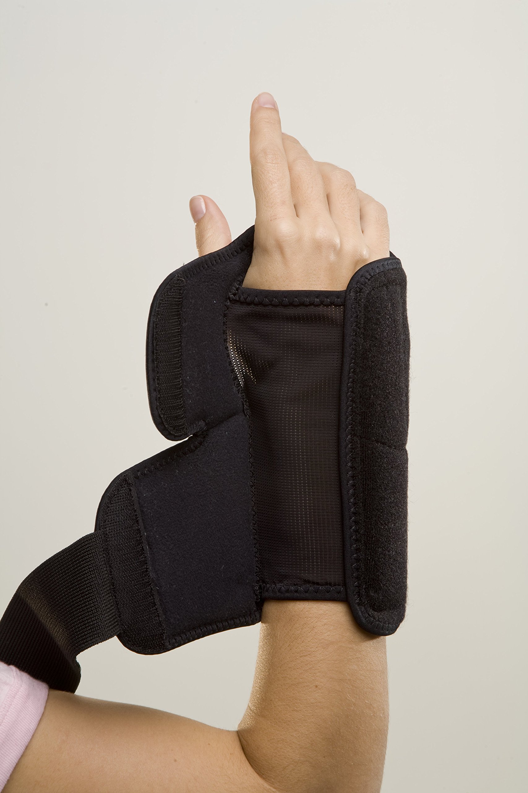 Mueller Sports Medicine Night Support Wrist Brace, Black, One Size Fits