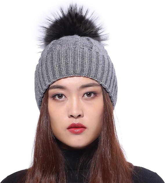 Amazon Co Jp ニット 帽子 冬 リアルファー アライグマ毛皮 ポンポン付き ふわふわ ケーブルニット レディース 折り返し 帽子 防寒 キャップ Beflurify 服 ファッション小物