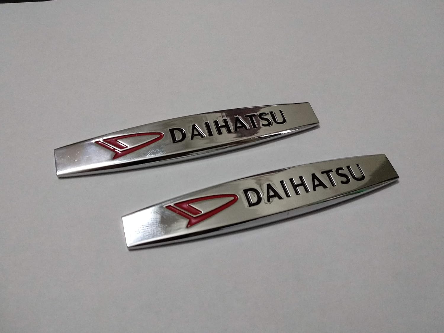 Amazon ダイハツdaihatsu 高級金属製 エンブレム ２枚セット 国内発送 エンブレム 車 バイク
