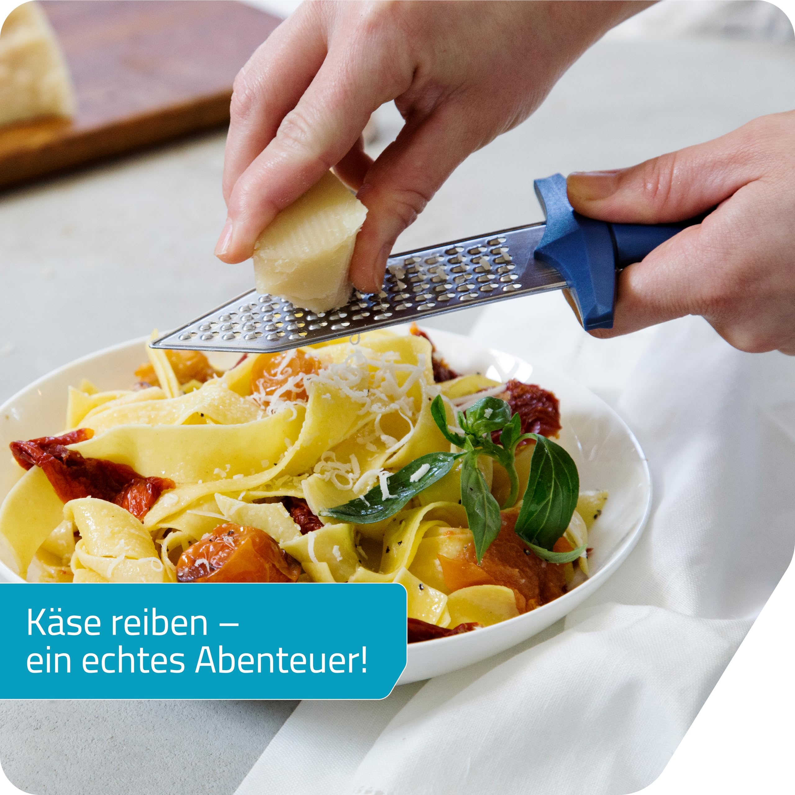 Peleg Design Gratiator – Kleine Käsereibe im Schwertdesign – Edelstahl Reibe für Parmesan, Muskatnuss, Ingwer und Gemüse – Zitronenreibe mit Zestenreißer und robustem Kunststoffgriff 2
