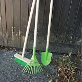 Bigjigs Toys Long Handled Leaf Rake with Wooden Handle 86cm view 2