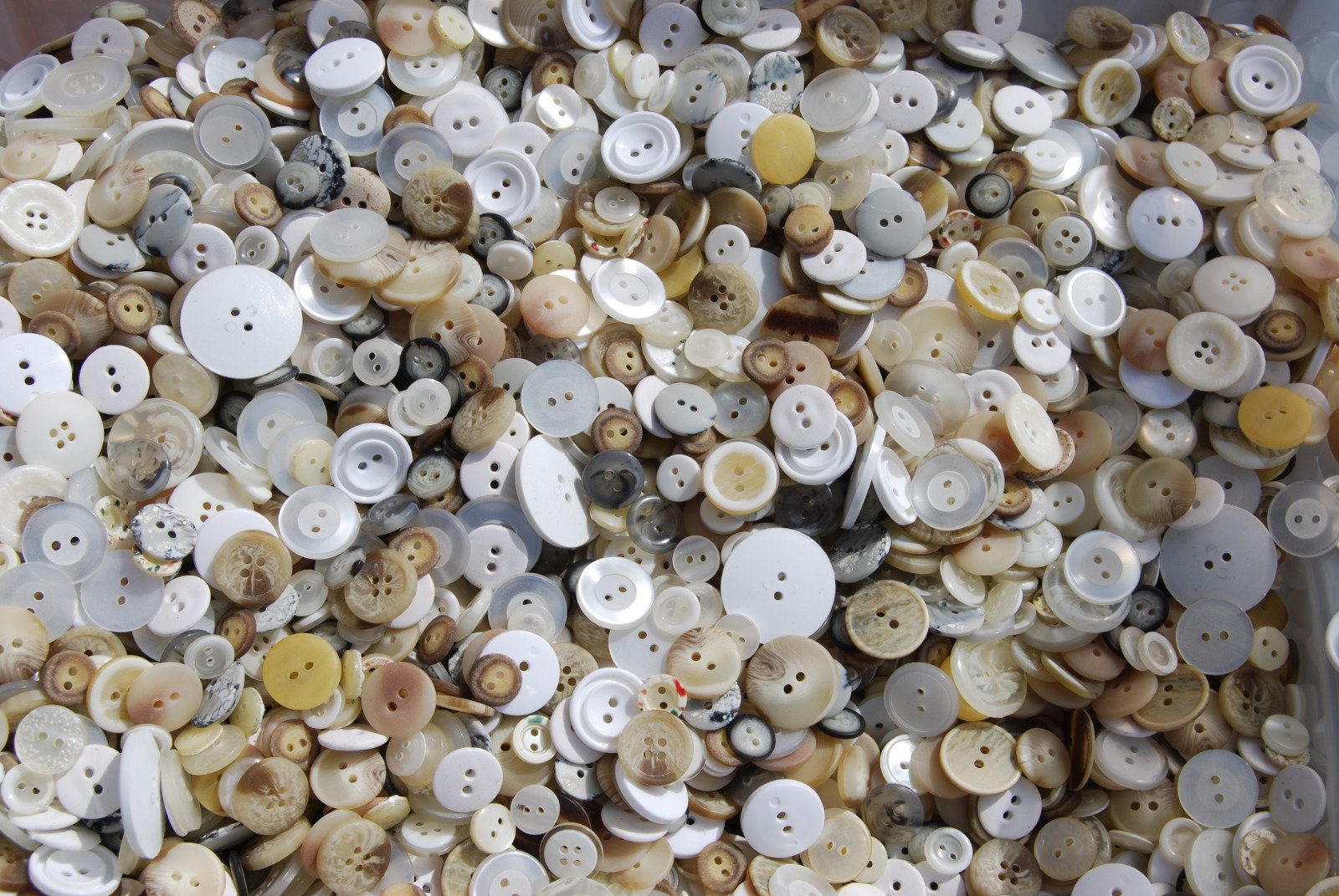 celloexpress Pack of 250g BEACH COLOURS - Mixed Sizes of Beach Coloured Buttons for Sewing and Crafting