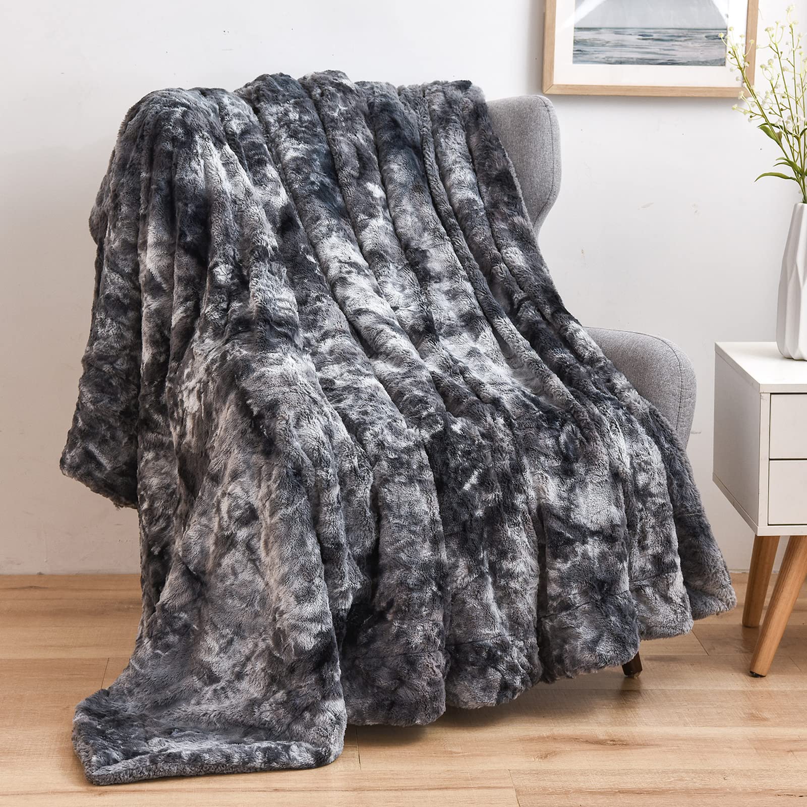 Photo 1 of NEWCOSPLAY Super Soft Faux Fur Throw Blanket for Couch Grey Sherpa Fuzzy Plush Warm Blanket for Sofa Bed (Grey, Throw(40"x50"))