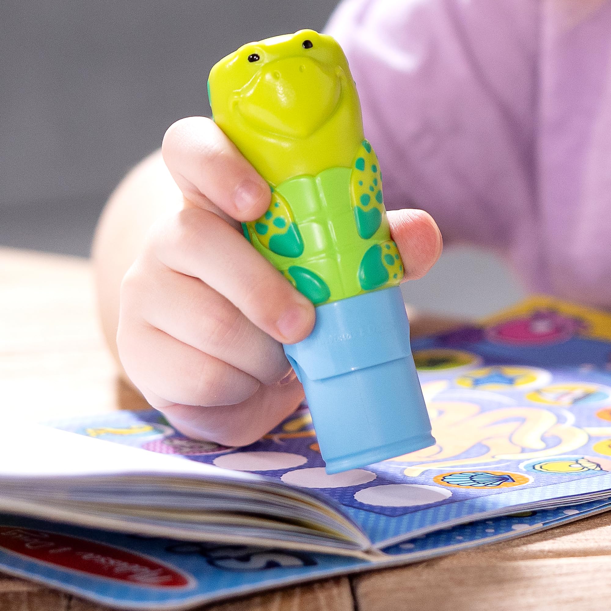 Melissa & Doug Sticker Wow!™ 24-Page Activity Pad and Sticker Stamper, 300 Stickers, Arts and Crafts Fidget Toy Collectible Character – Sea Turtle - for Kids Ages 3+ - FSC Certified