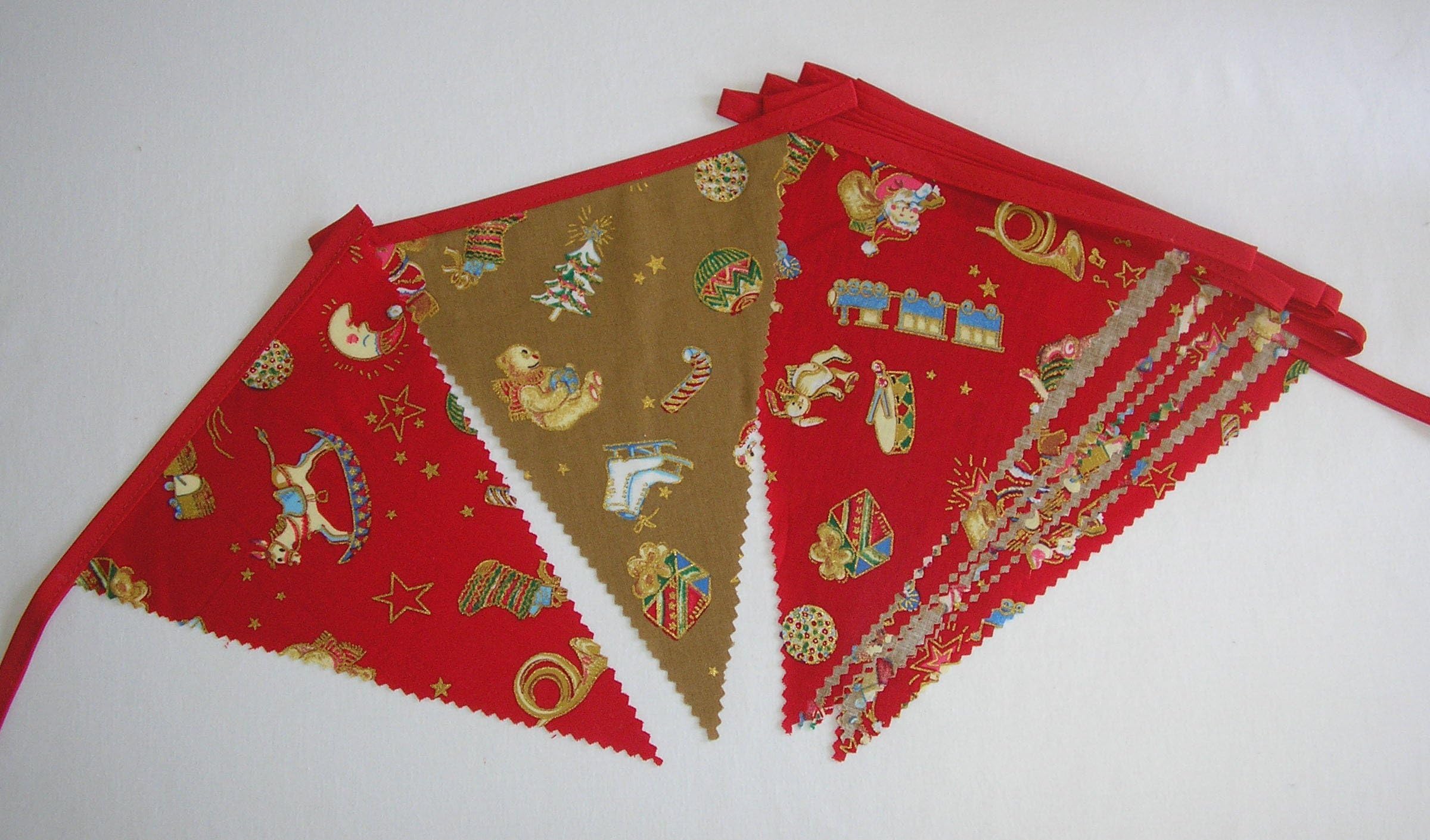 Hand Made by Aunty Mabel 10ft (3 metre)13 Flag Christmas Fabric Bunting Garland Ceiling Decoaration (red and gold toy shop)