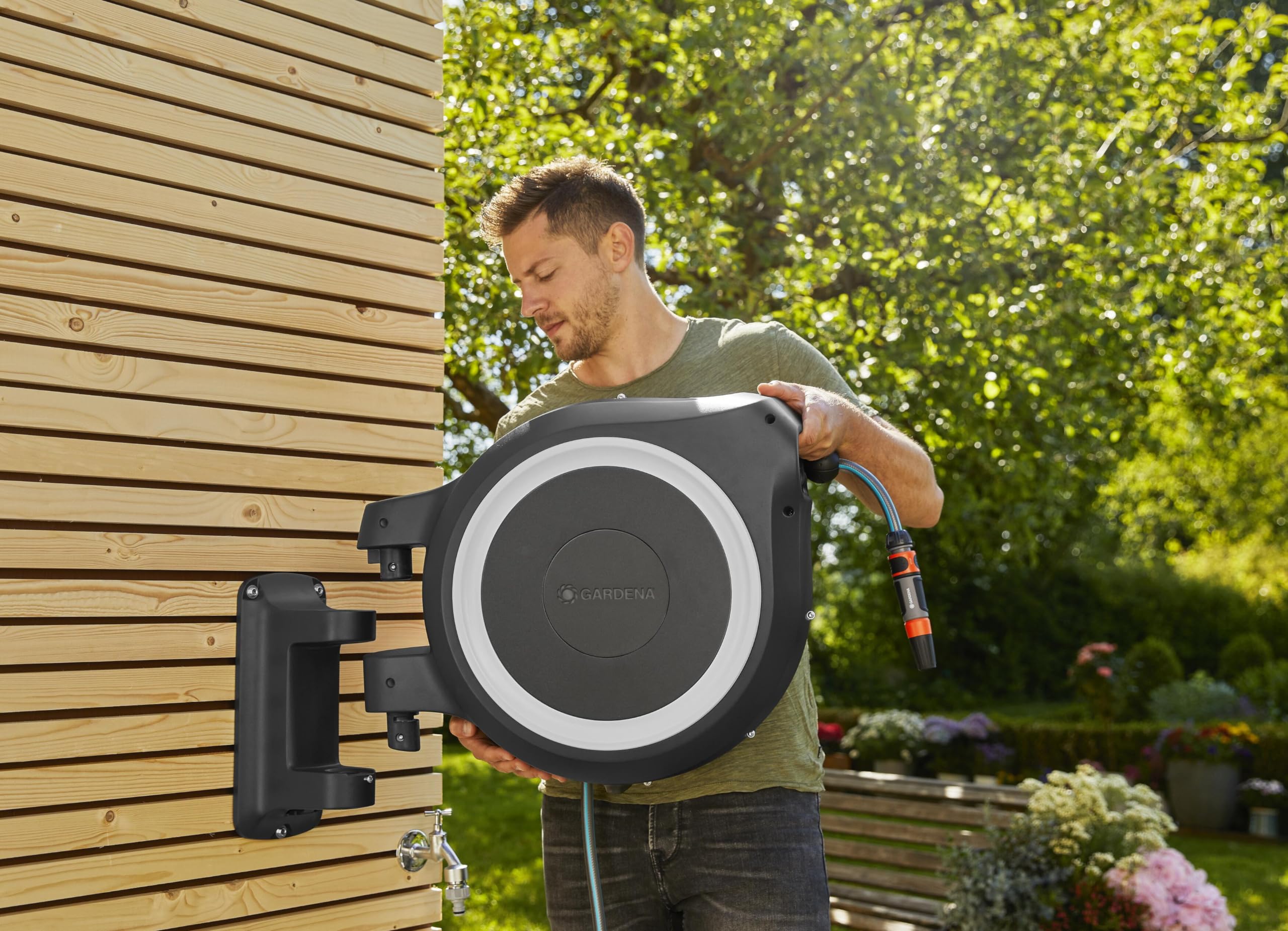 Gardena Wand-Schlauchbox RollUp M/L (weiß) 25 m: flexible Bewässerung für mittelgroße bis große Gärten, Schwenkbare Schlauchbox, inkl. 25 m Gardena Qualitätschlauch und Montagehilfe (18622-20) 4