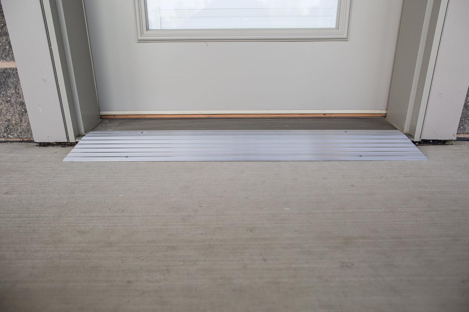 EZ-ACCESS TRANSITIONS Modular Aluminum Entry Ramp, 1" Rise: Industrial & Scientific