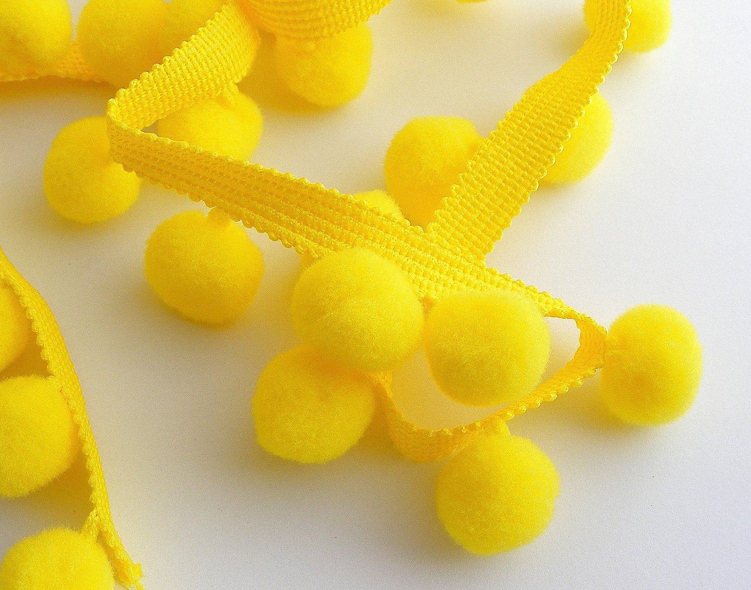 POM POM Bobble Trim Fringe Pompom Trimming - Cushion and Curtain Decoration, Home Decor - XL Size 2cm Craft Pompons (Yellow, 5 Meters)