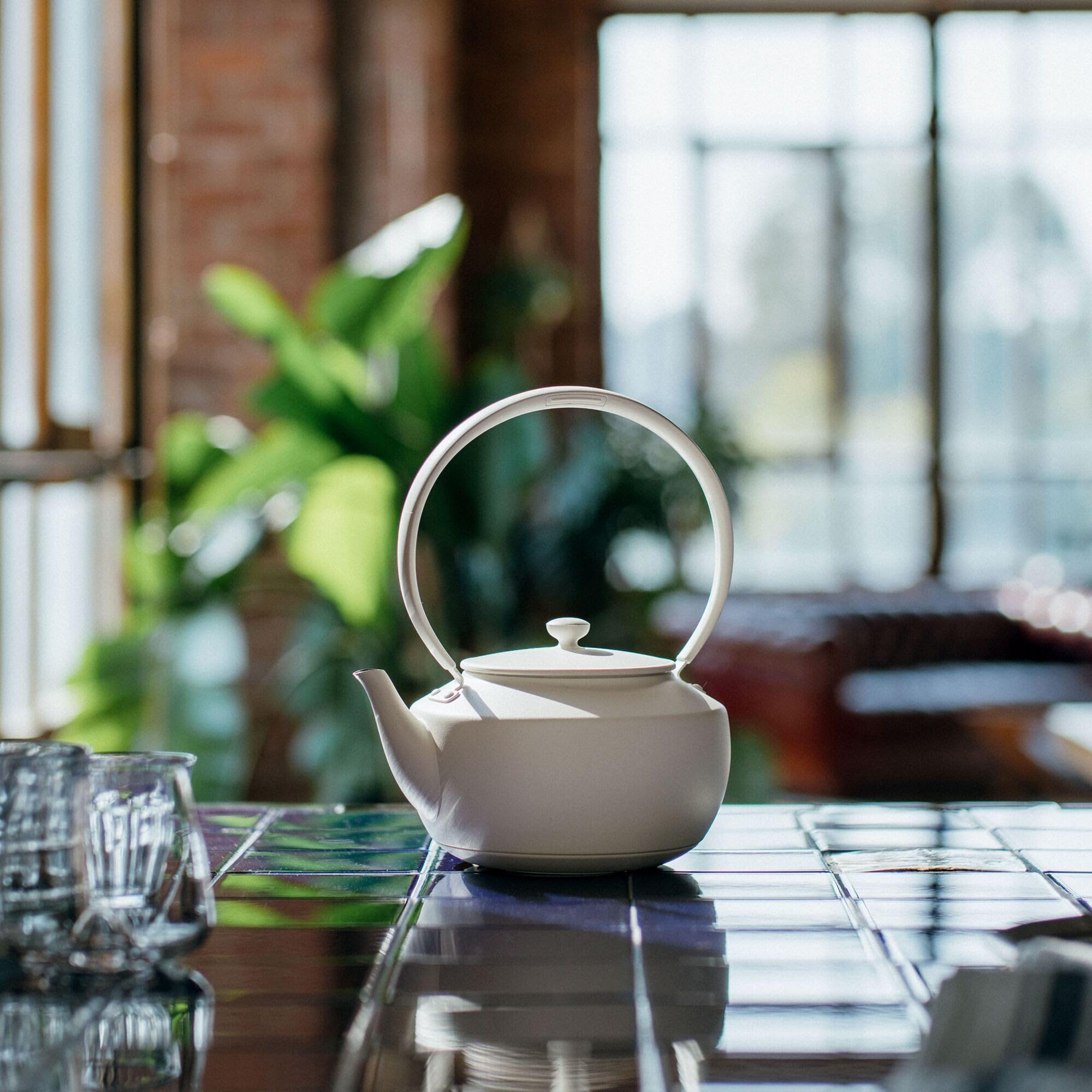 Balmuda MoonHervidor | Hervidor eléctrico con control de temperatura (122°F - 212°F) | MANTENGA Y MANTENGA CALIENTE | 900 ml (30 onzas líquidas) | Luz y sonido ambiental relajantes | Boquilla de vertido de precisión | Blanco