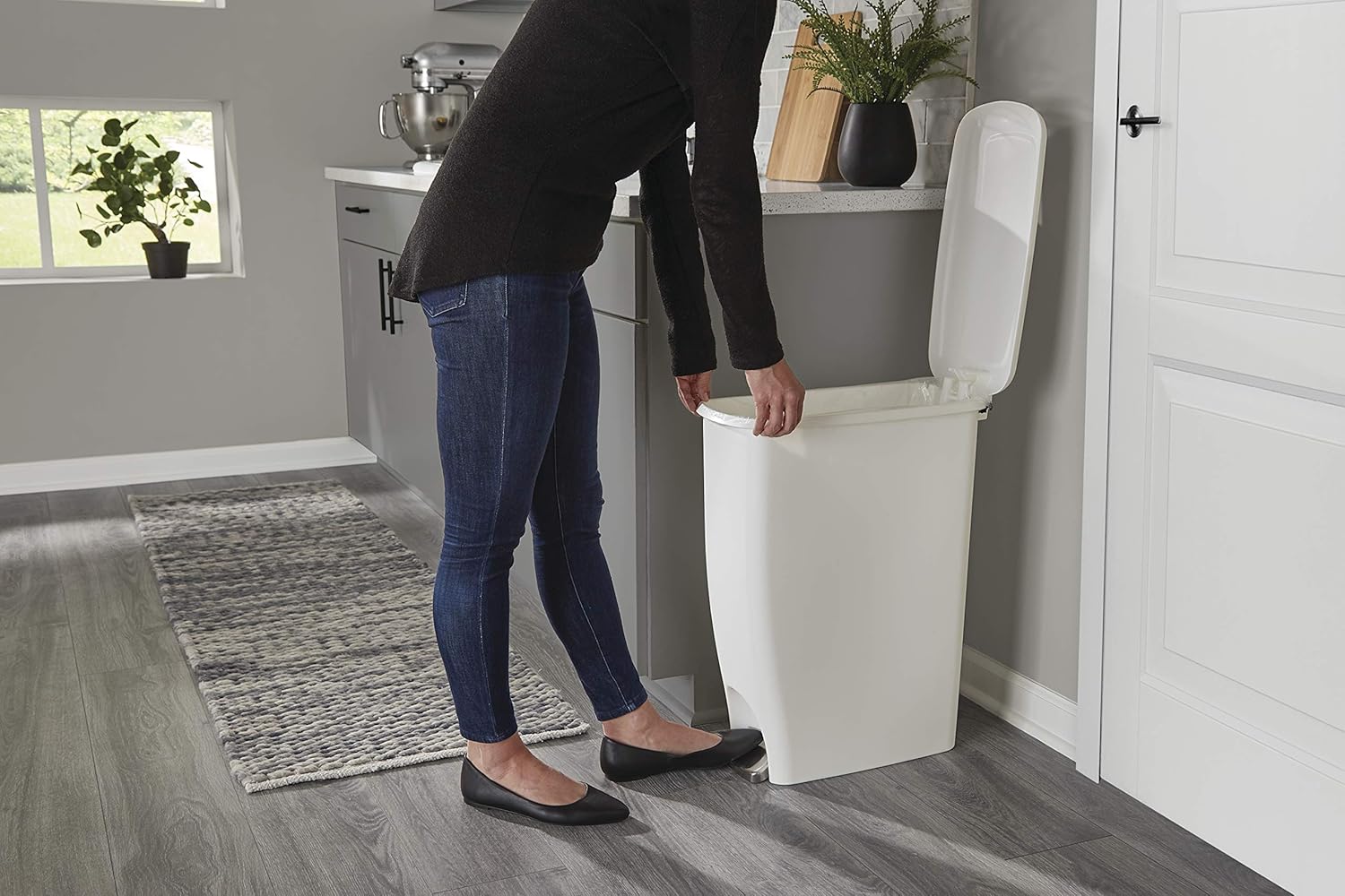 Rubbermaid Step On Lid Slim Trash Can for Home, Kitchen, and Laundry Room Garbage, 11.3 Gallon, White: Home & Kitchen