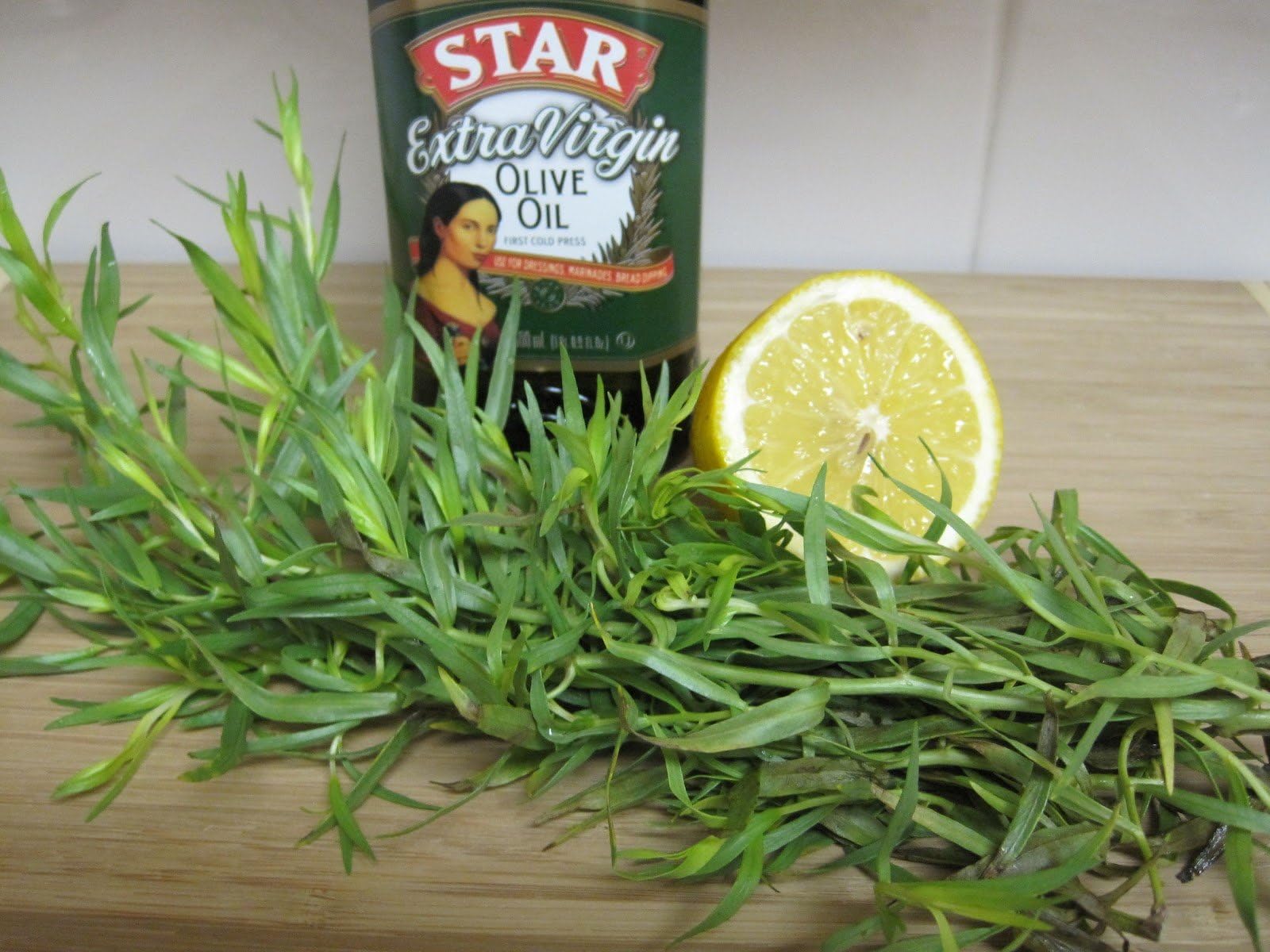 0.1g (Approx. 500) Tarragon Seeds Bot.: "Artemisia Dracunculus" Spice and Medicinal Herb, Treats Insomnia and Toothache, Could Be Grown Indoor in the Winter Time 'Fresh Seeds - Best Before 12.2017!'