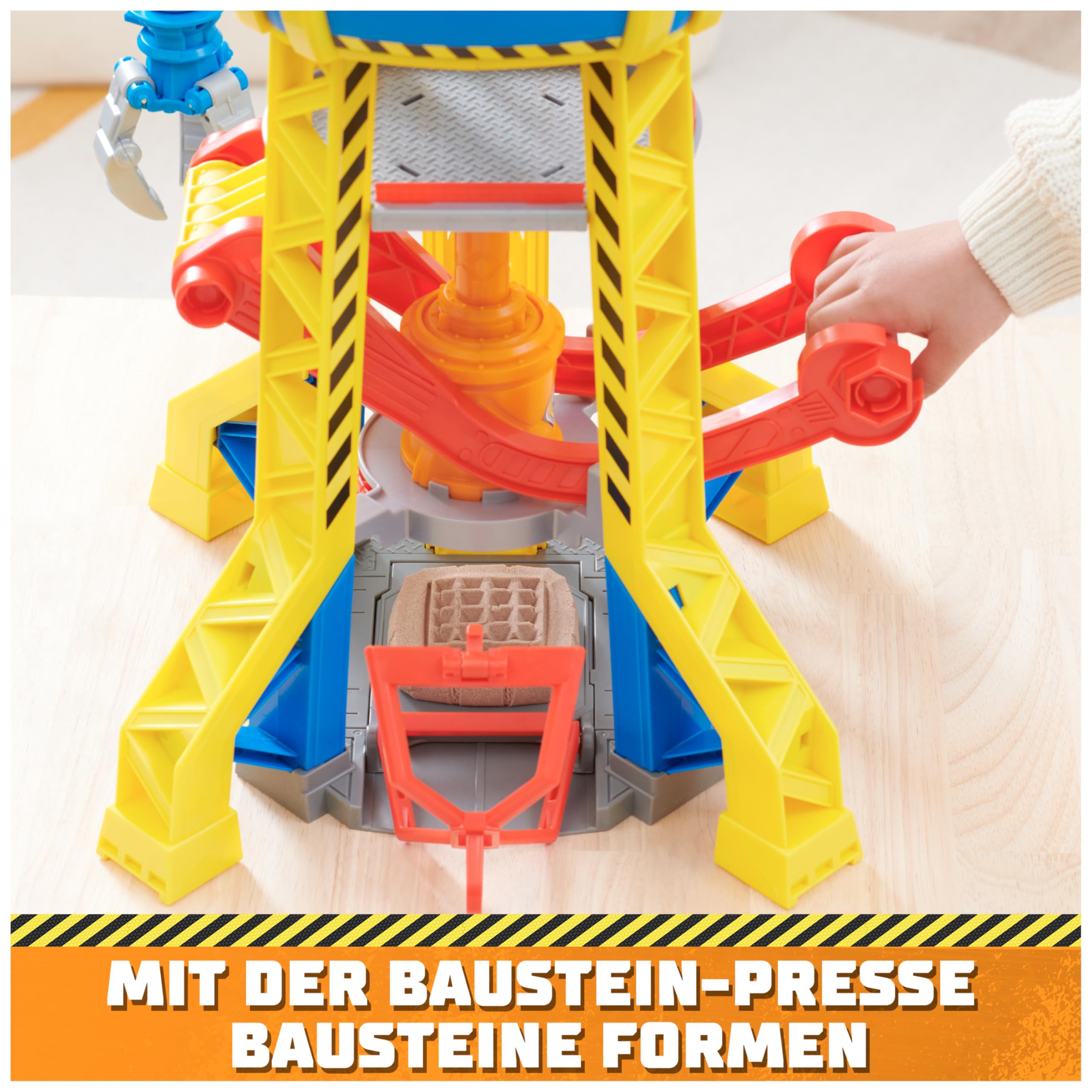 Rubble & Crew - Kran-Spielset Baupfoten Hof 68 cm, mit Rubble-Figur, Planierraupen-Fahrzeug und 340 g Build-it Kinetic Sand, Licht und Sound, ab 3 Jahren 5