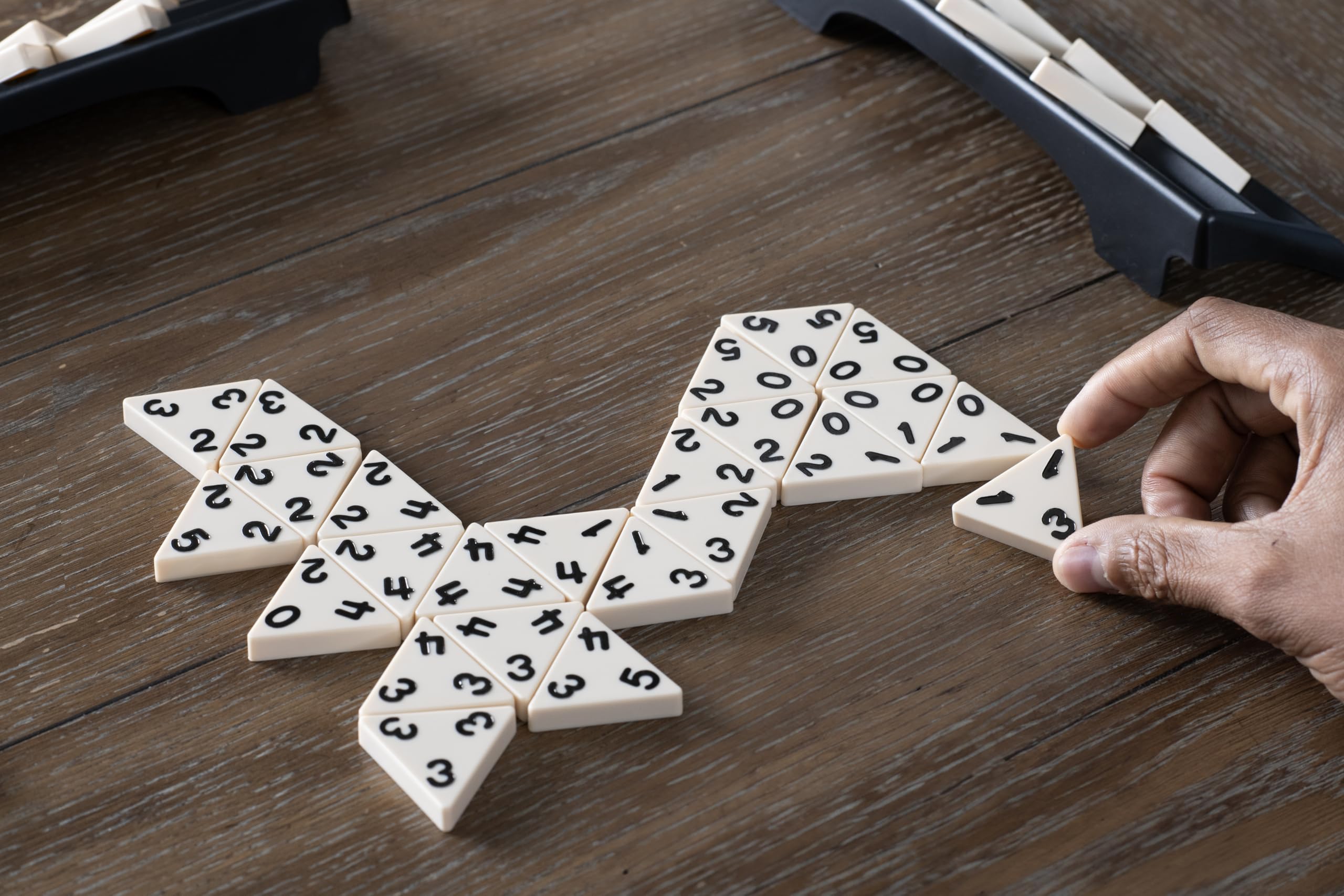 Goliath - Triominos Classic - Beliebtes Brettspiel bei Jung und Alt ab 6 Jahren - Familienspaß und Gesellschaftsspiel für 2-4 Spieler - Mit Taktik und Strategie für Kinder und Erwachsene 8