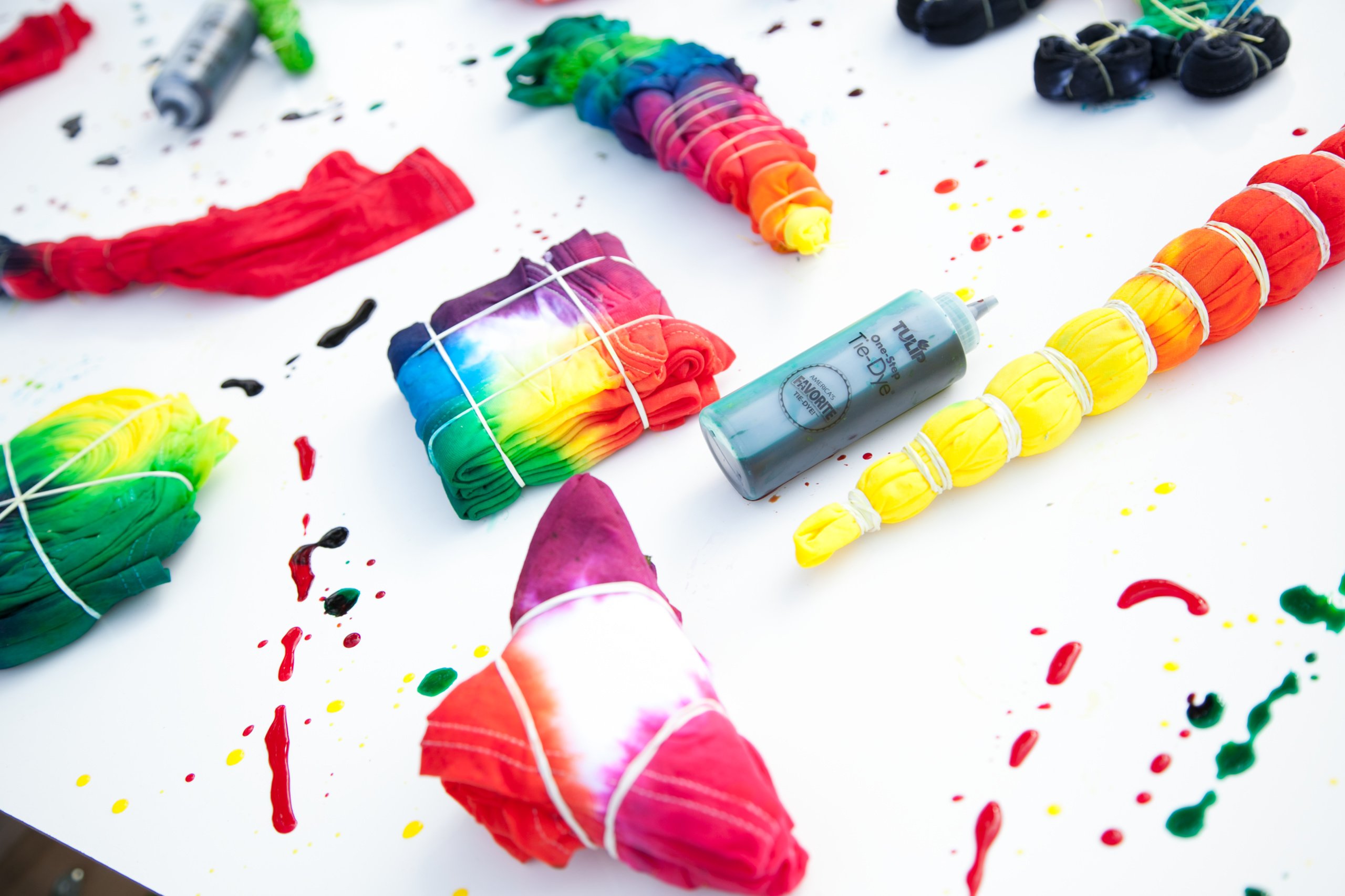 Tulip Onestep TieDye Kit Party Supplies, 18 Bottles Tie Dye, Rainbow