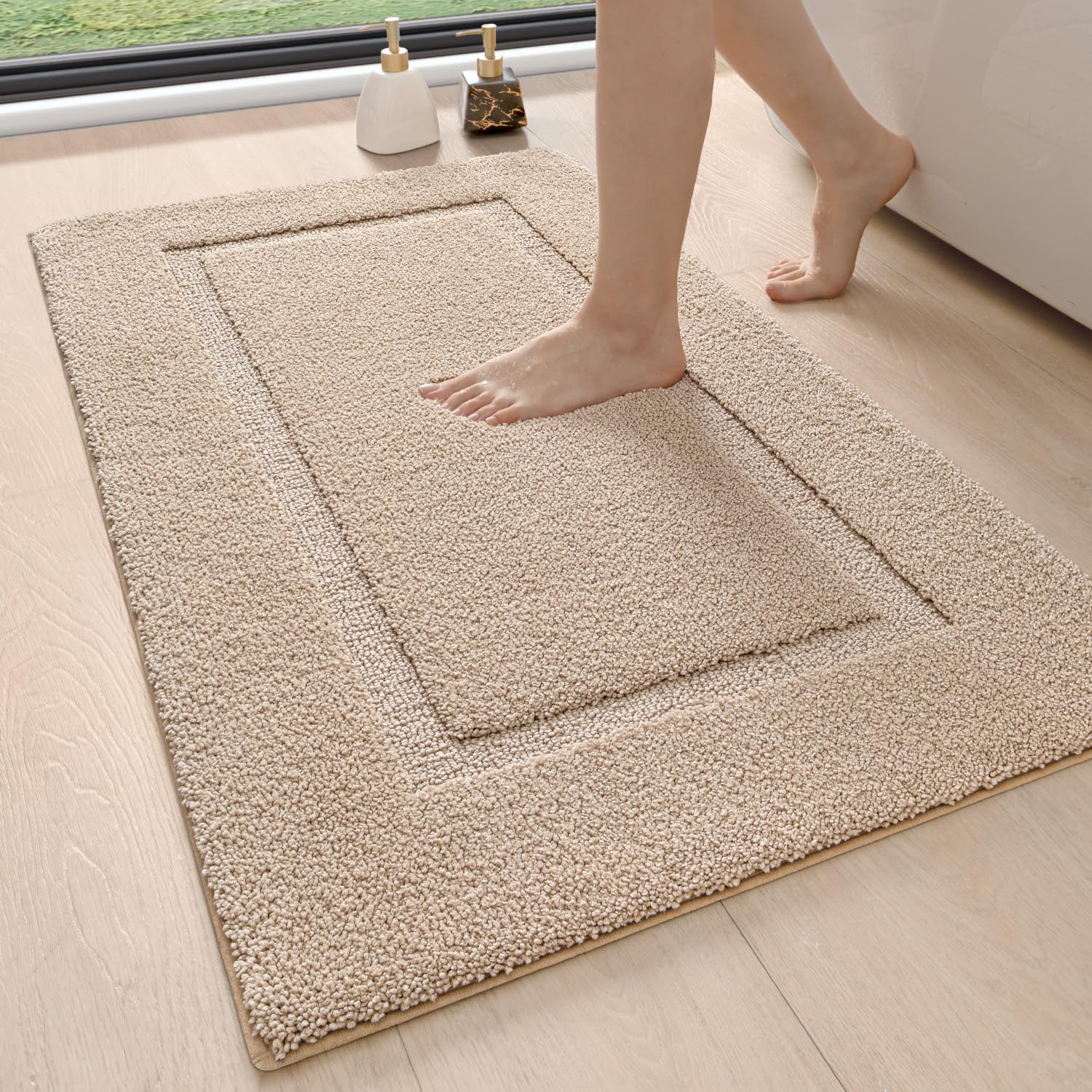 DEXI Bath Mat 60 x 110 cm, Absorbent Bathroom Mats with Non Slip Backing, Machine Washable Rug for Shower Floor, Beige