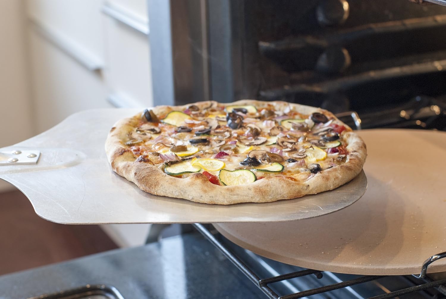 Пицца в духовке прикол. Пышная итальянская пицца. Пицца ля маре. Пицца грей. Пицца серый флг.