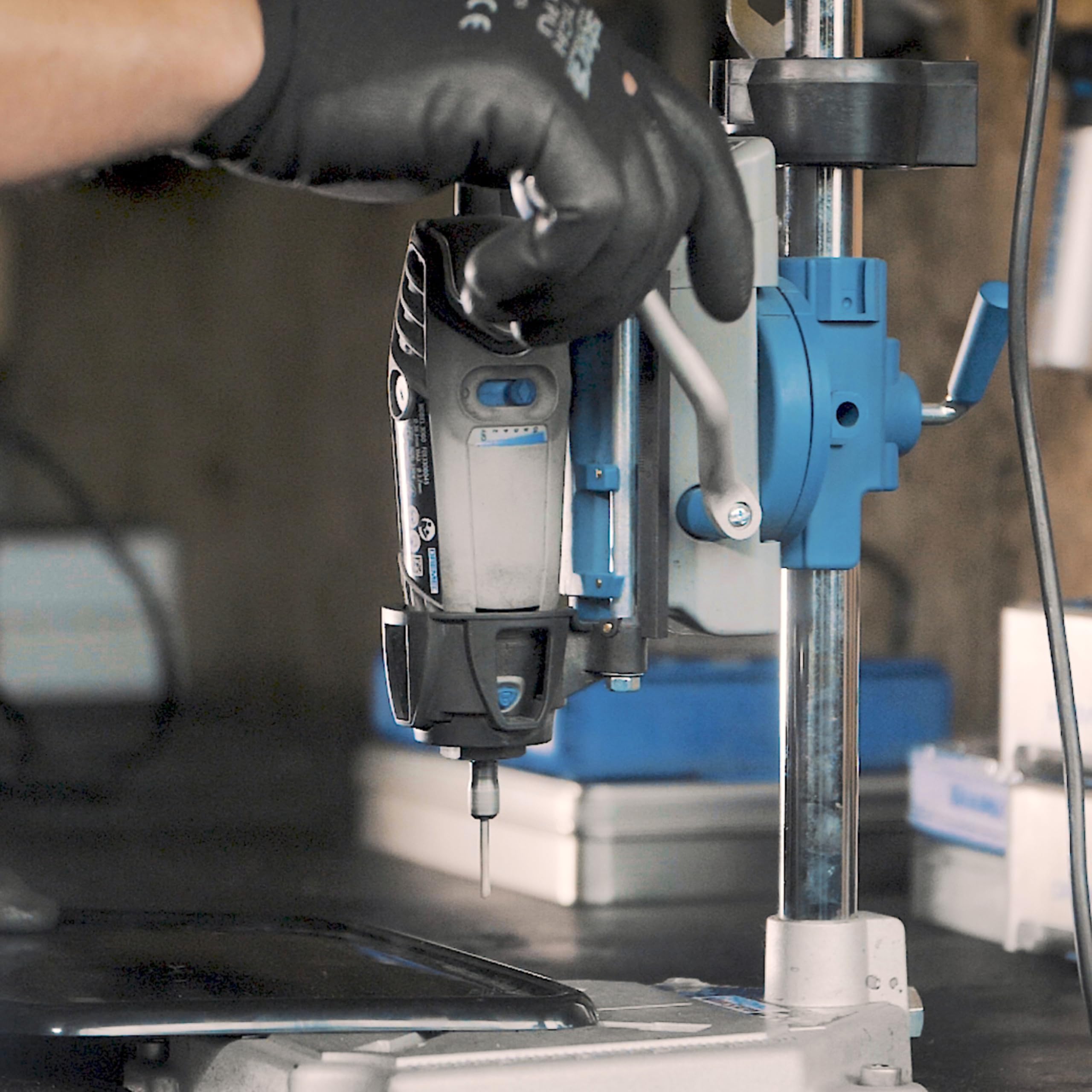 Dremel 220 Bohr-und Werkzeugständer für Multifunktionswerkzeug Stationäre Arbeite Vertikal oder im Winkel Bohren, Einstellbar in 15-Grad-Schritten, Integrierter Teleskop-Werkzeugständer 4