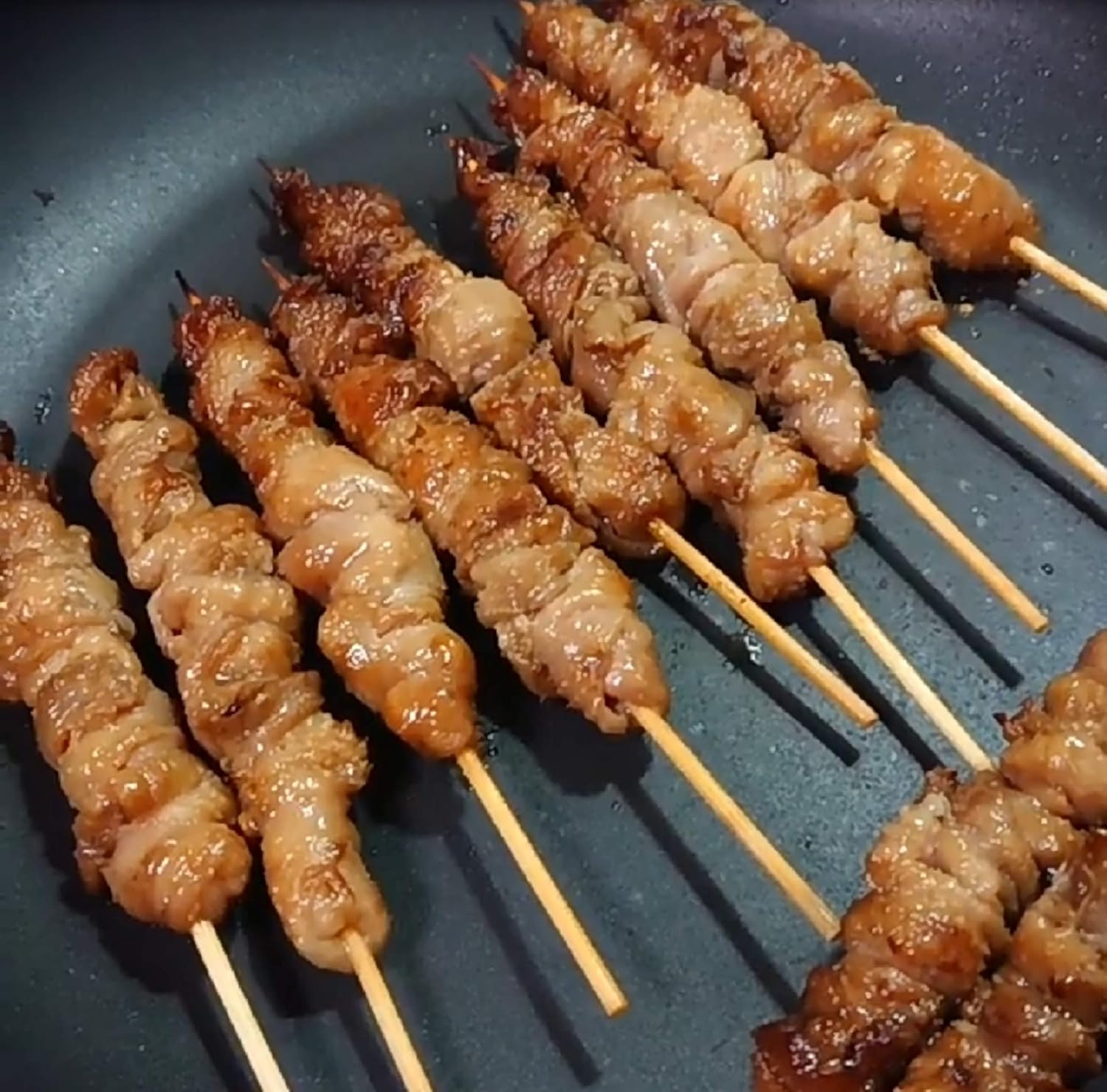 Amazon とりかわ 焼き鳥 福岡グルメ お取り寄せ 宅飲み バーベキュー 鶏皮ぐるぐる串 博多とり皮 100入り 博多とりかわくろんぼ 鶏肉 通販