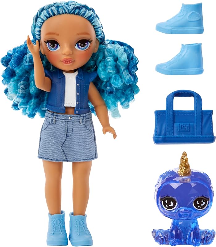 Littles - Sapphire Bradshaw - Muñeca de Moda Pequeña y Articulable - Muñeca Azul de 14 cm con Bolso y Mascota Mágica Yeti - Adecuada para Niños y Coleccionistas
