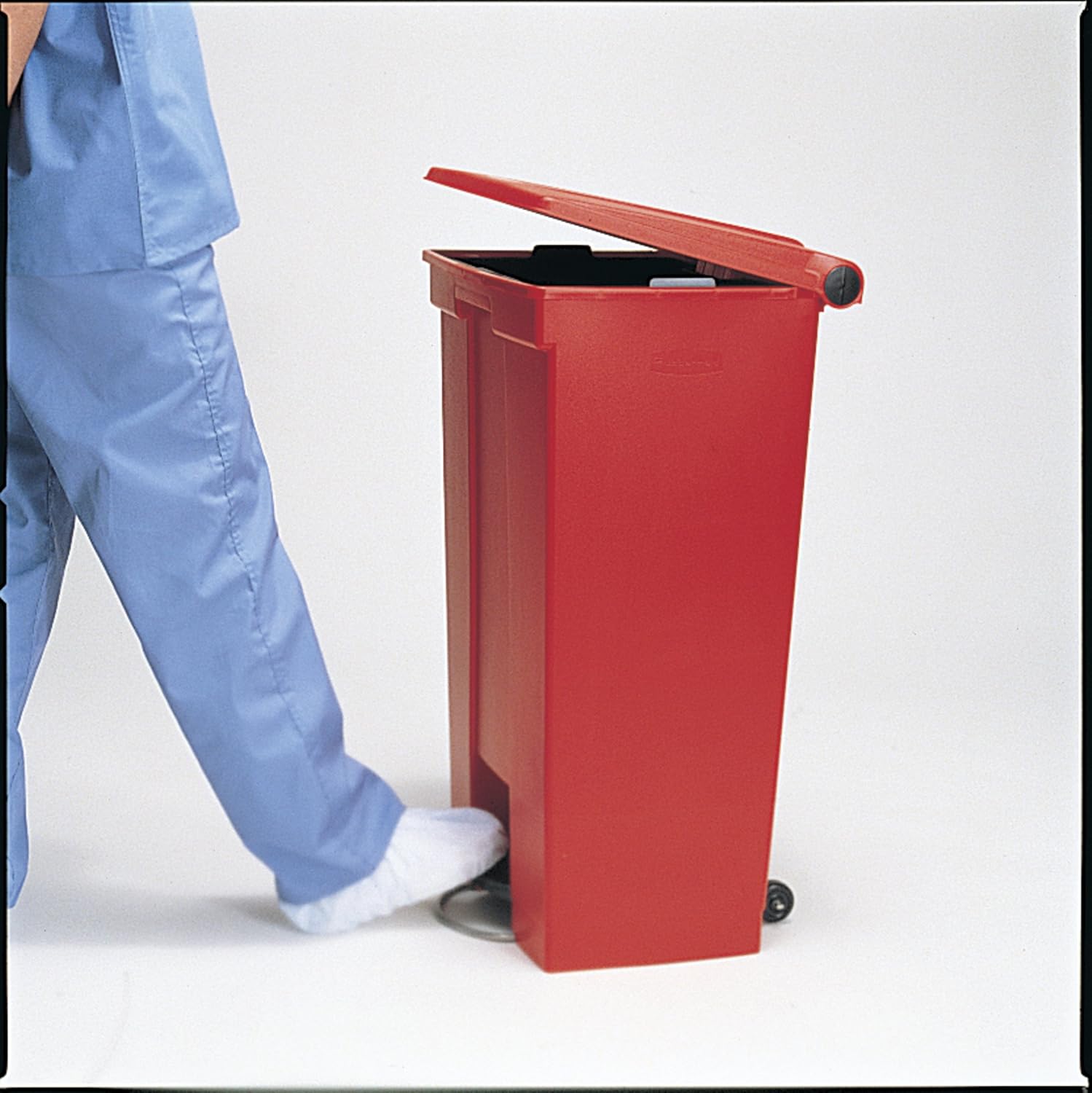 Rubbermaid Commercial FG614300BEIG Step-On Lid Wastebasket, 8-gallon, Beige: Waste Bins: Industrial & Scientific