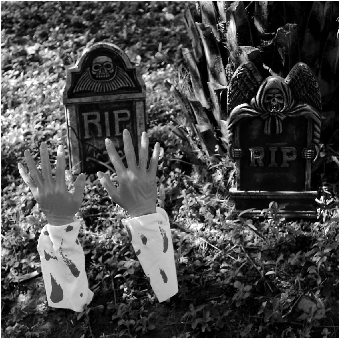 JOYIN Realistic Looking Bloody Arm Lawn Halloween Yard Stakes, Groundbreakers for Halloween Yard Decorations: Toys & Games
