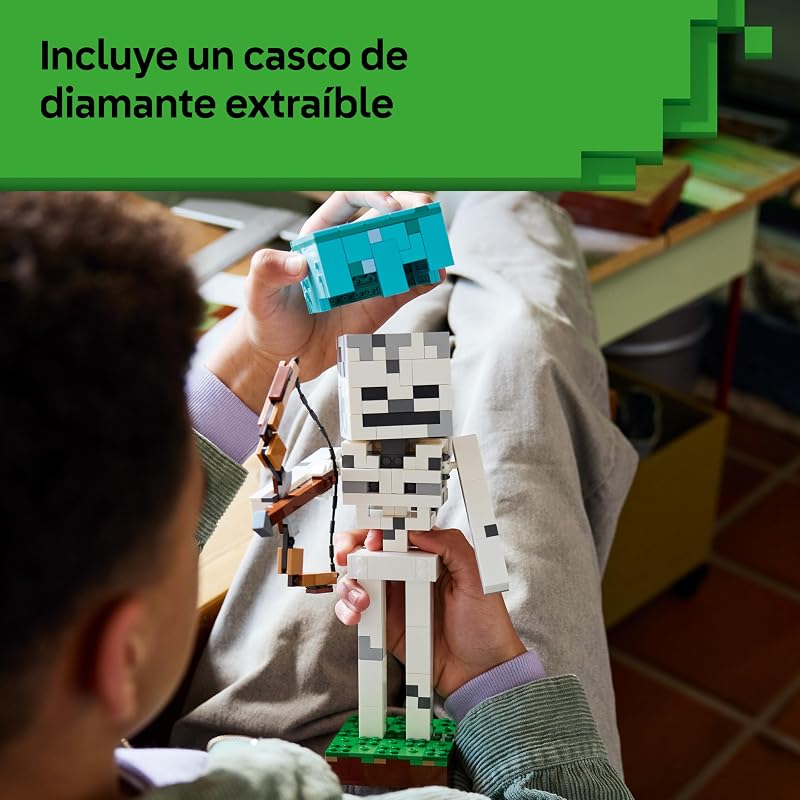 Minecraft The Skeleton Toy – Figura articulada com capacete de diamante, arco, flecha e base de relva – Decoração do Quarto – Presente para Jogadores para Rapazes e Raparigas 10+ Anos – 21594