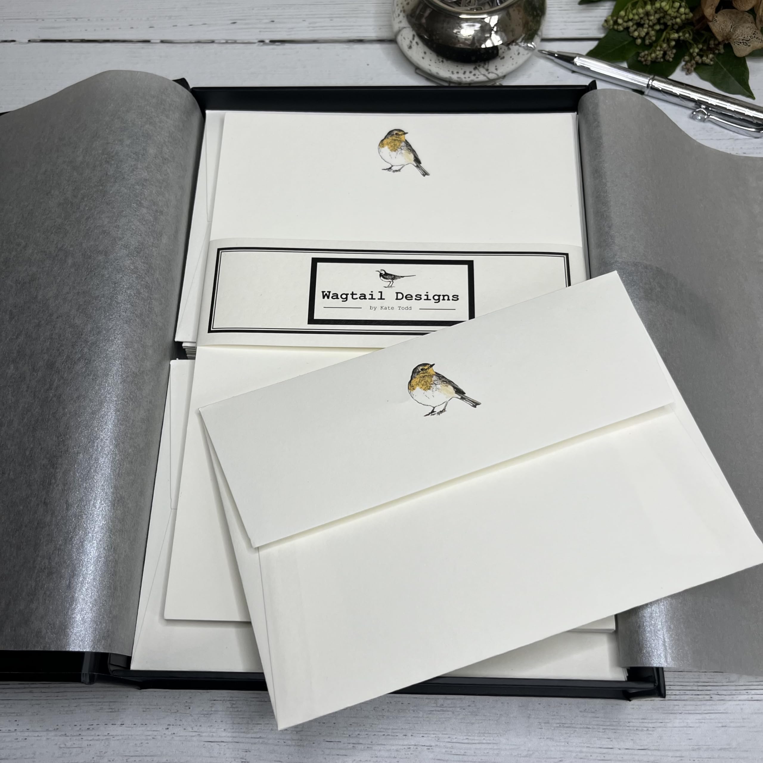 Wagtail Designs Writing Paper Gift Set with a Robin Illustration in a Lovely Black Box with Ribbon (18 Sheets and 18 envelopes)