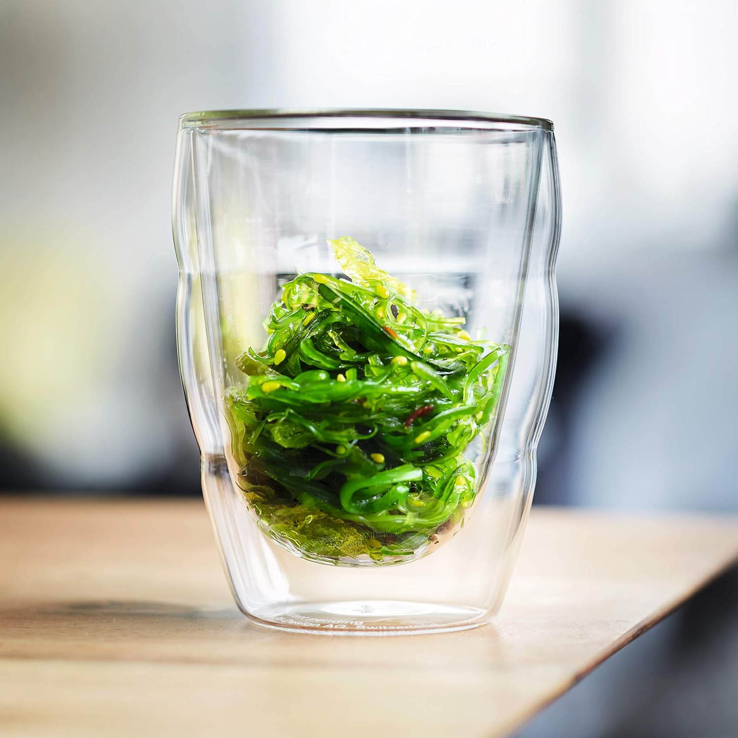 料理が盛られたダブルウォールグラスがテーブルに置かれている