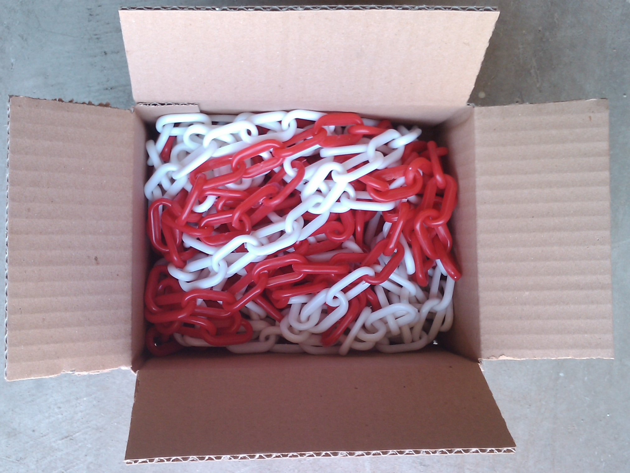 PCH-6x12 Red and White Plastic Chain 6mm 12.30 Meters